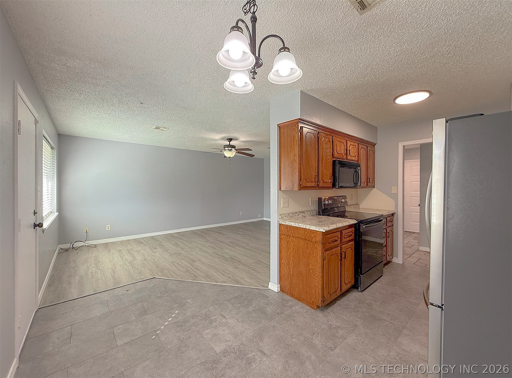2217 E Meandering Way Property Photo 10