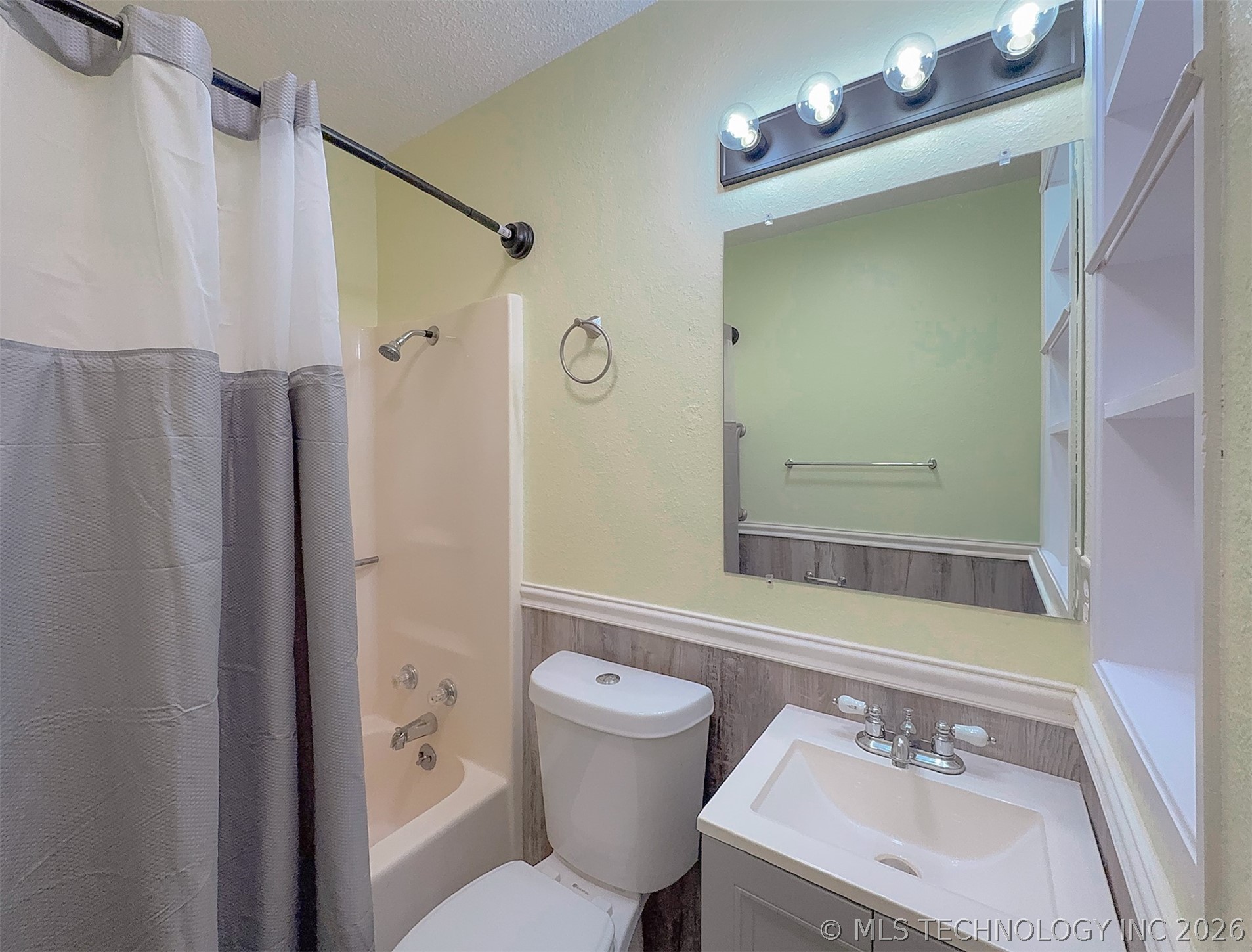 2217 E Meandering Way Property Photo 18