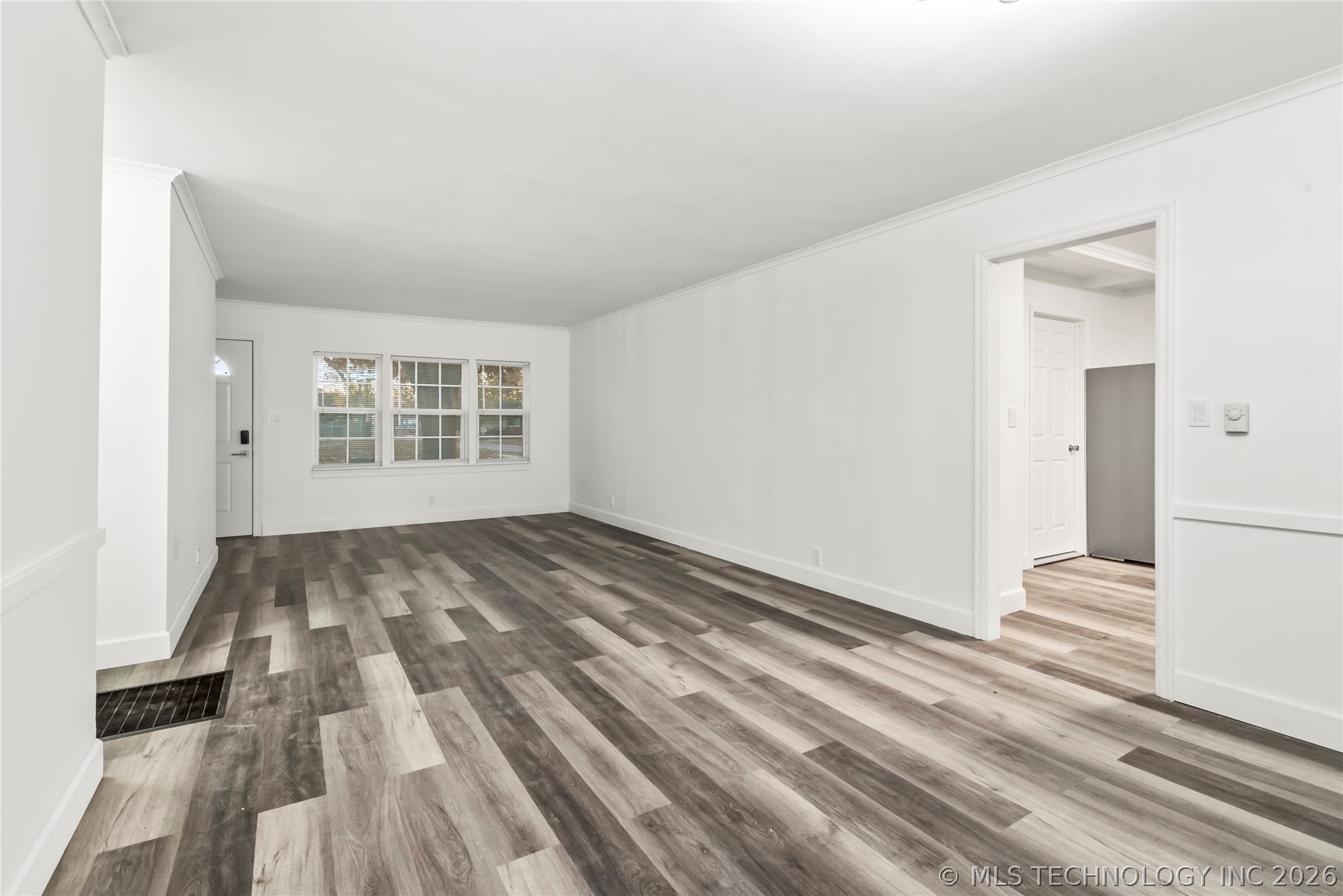 2503 E 8th Street Property Photo 8