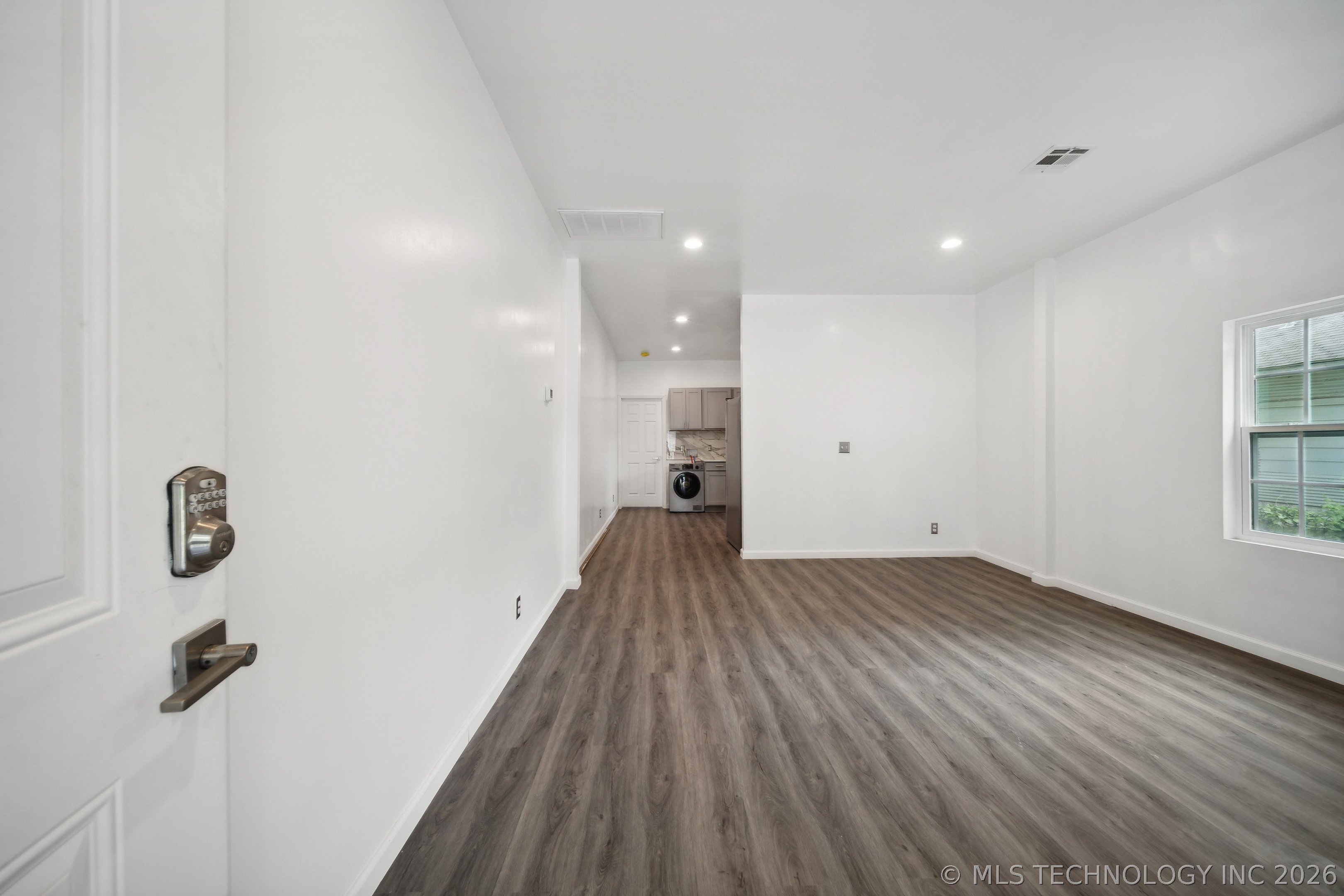 1126 S Quaker Avenue Property Photo 5