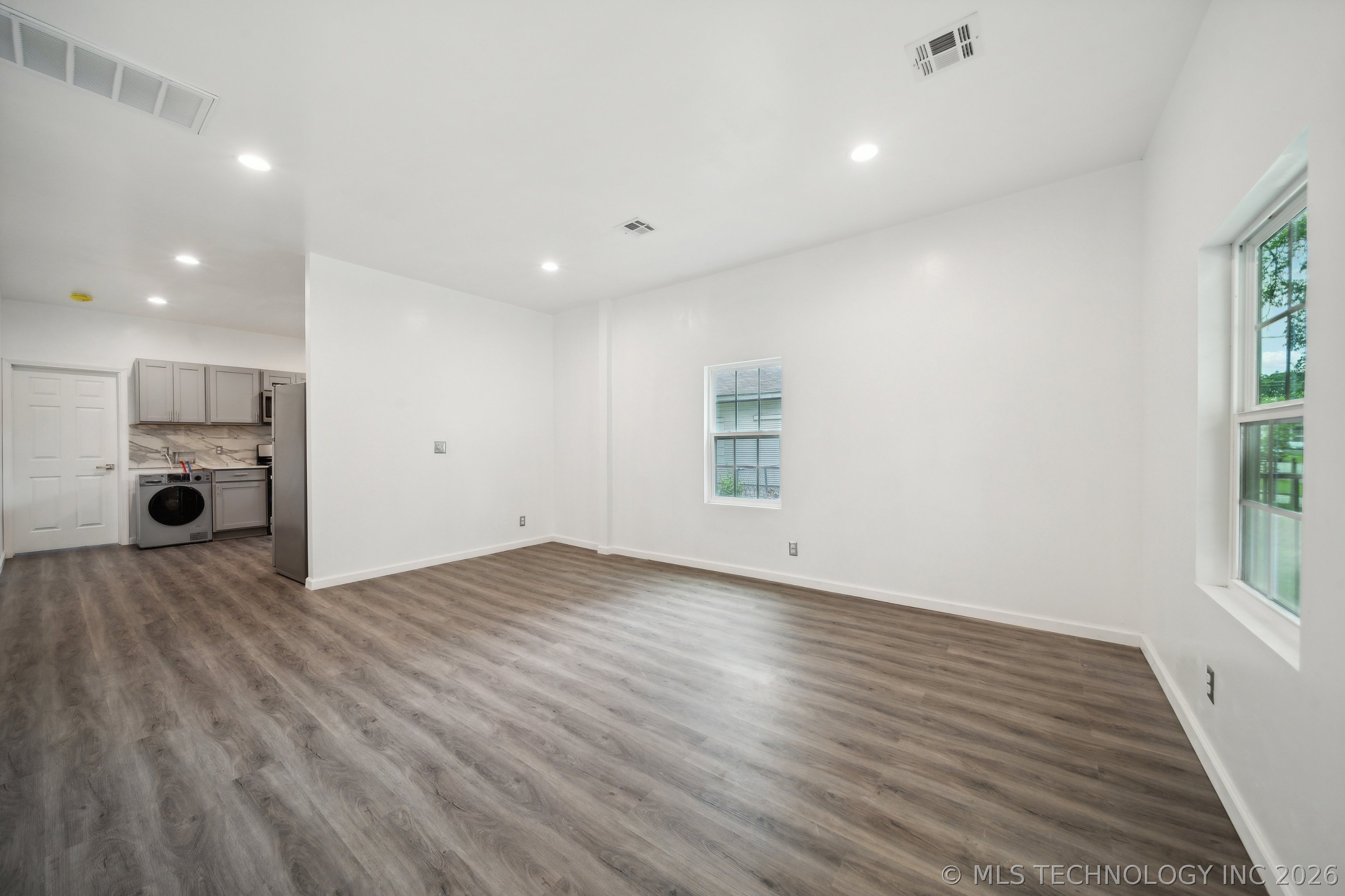 1126 S Quaker Avenue Property Photo 6
