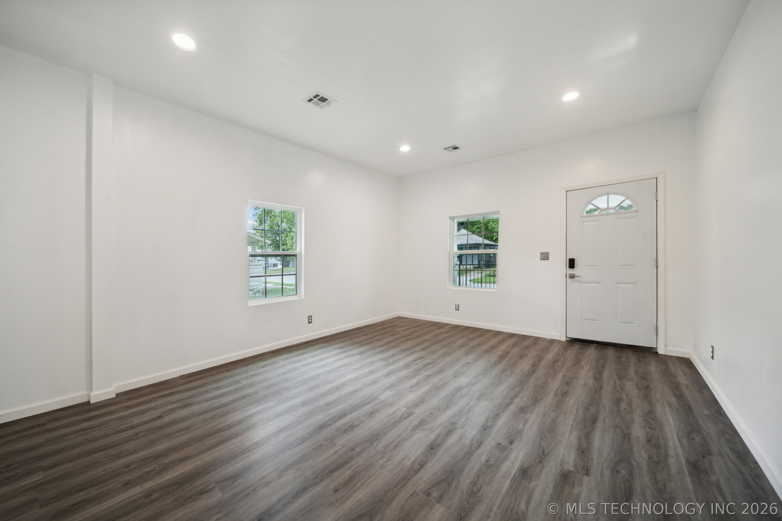 1126 S Quaker Avenue Property Photo 7
