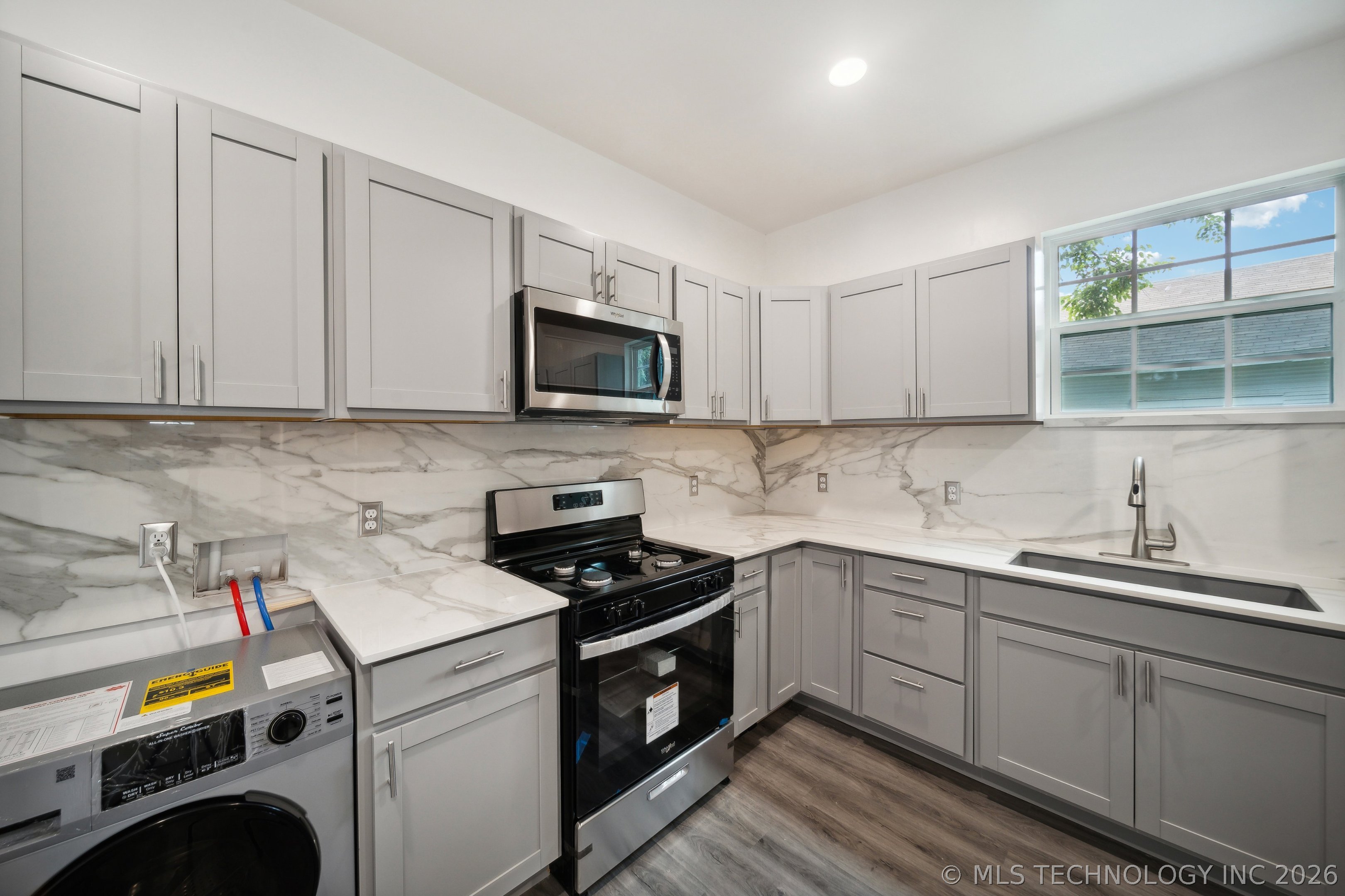 1126 S Quaker Avenue Property Photo 9