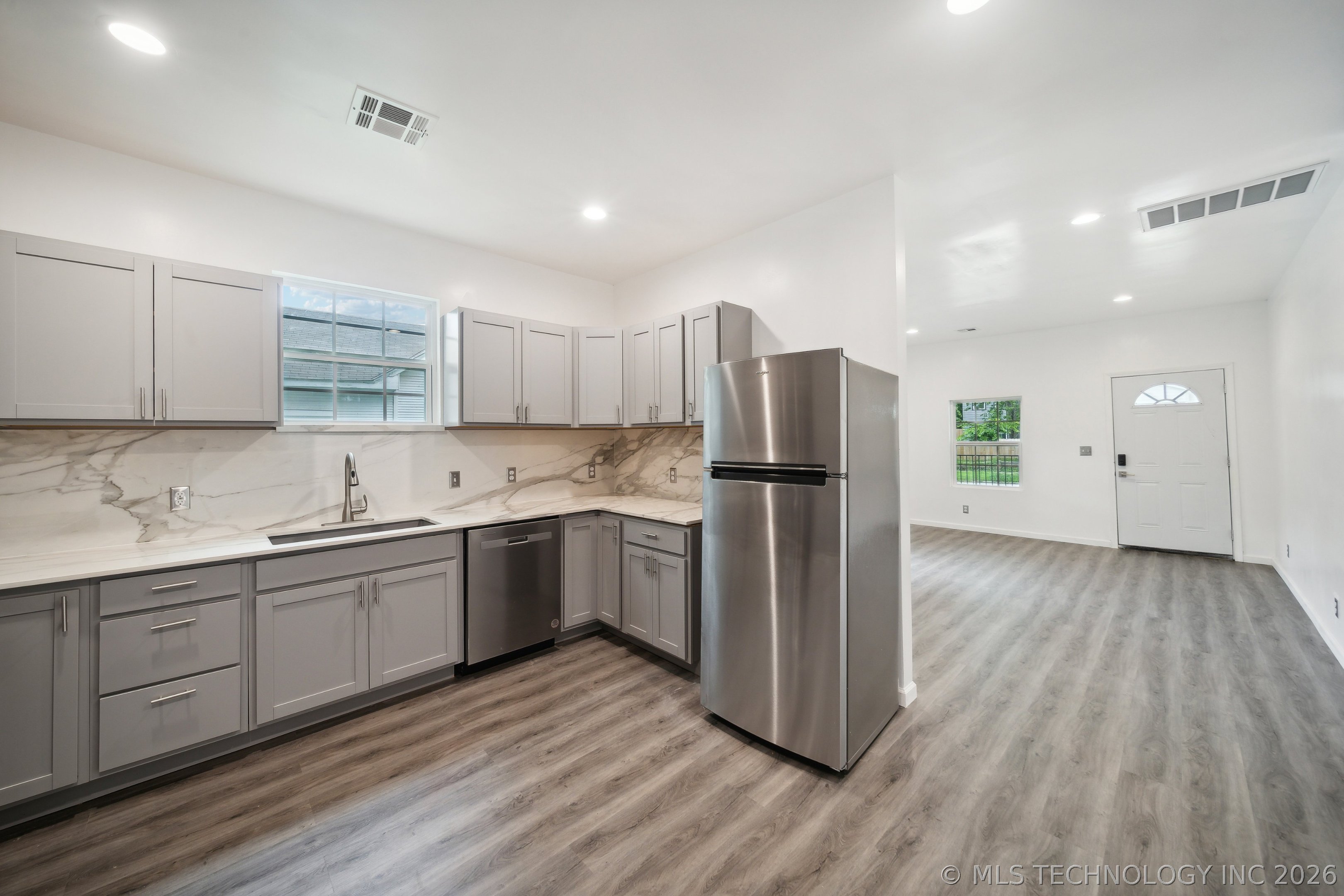 1126 S Quaker Avenue Property Photo 10