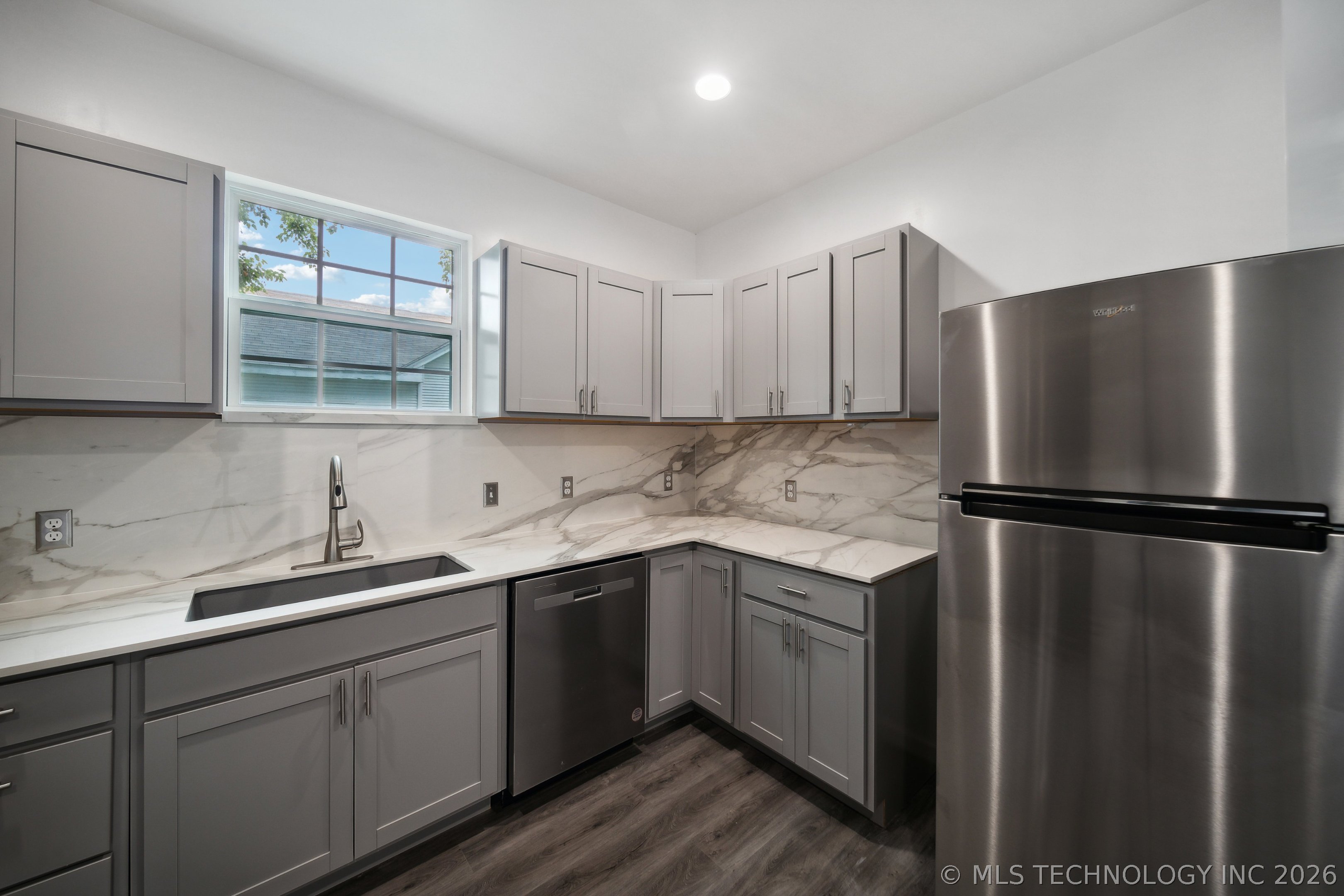 1126 S Quaker Avenue Property Photo 11