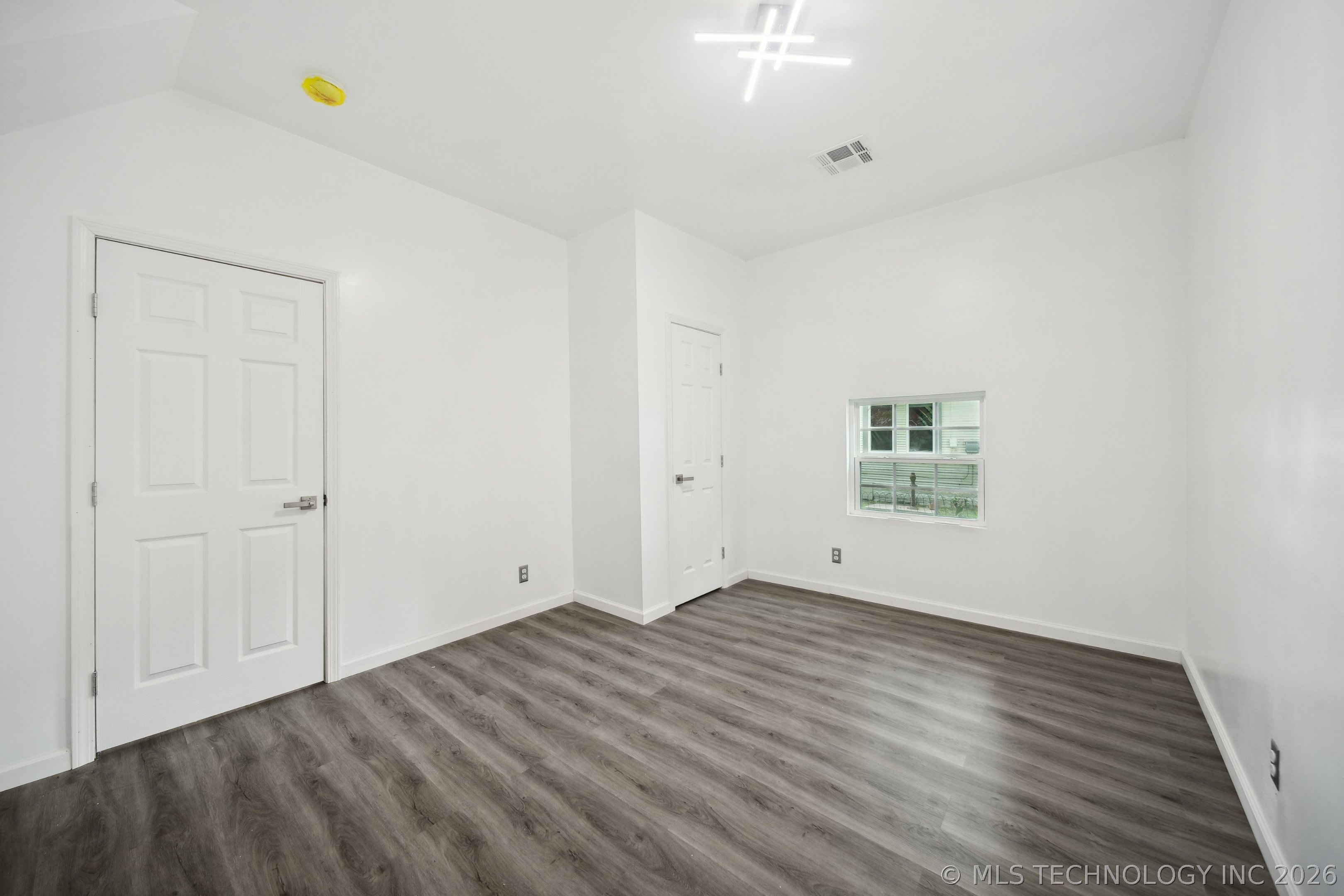 1126 S Quaker Avenue Property Photo 12