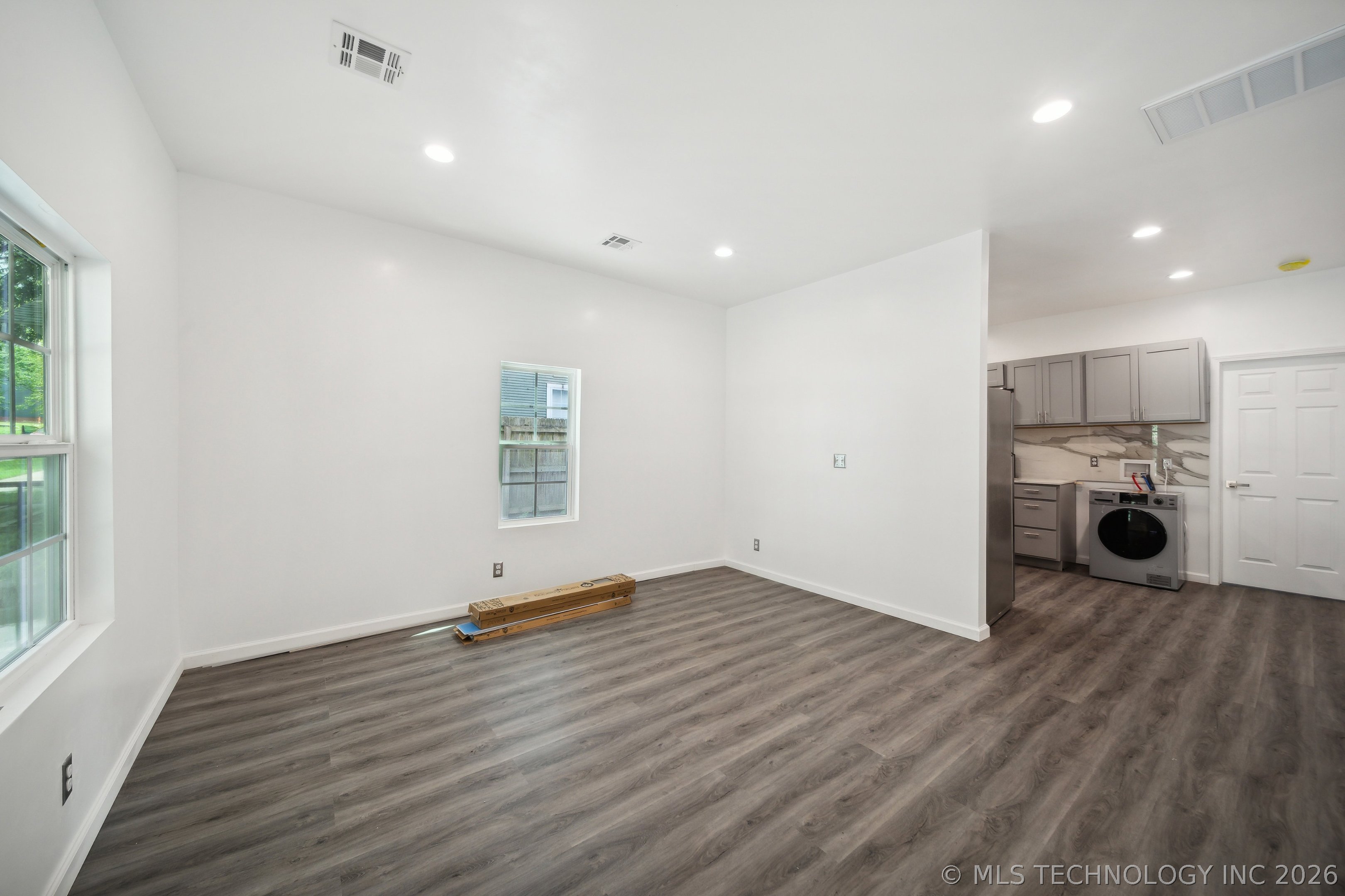 1126 S Quaker Avenue Property Photo 18