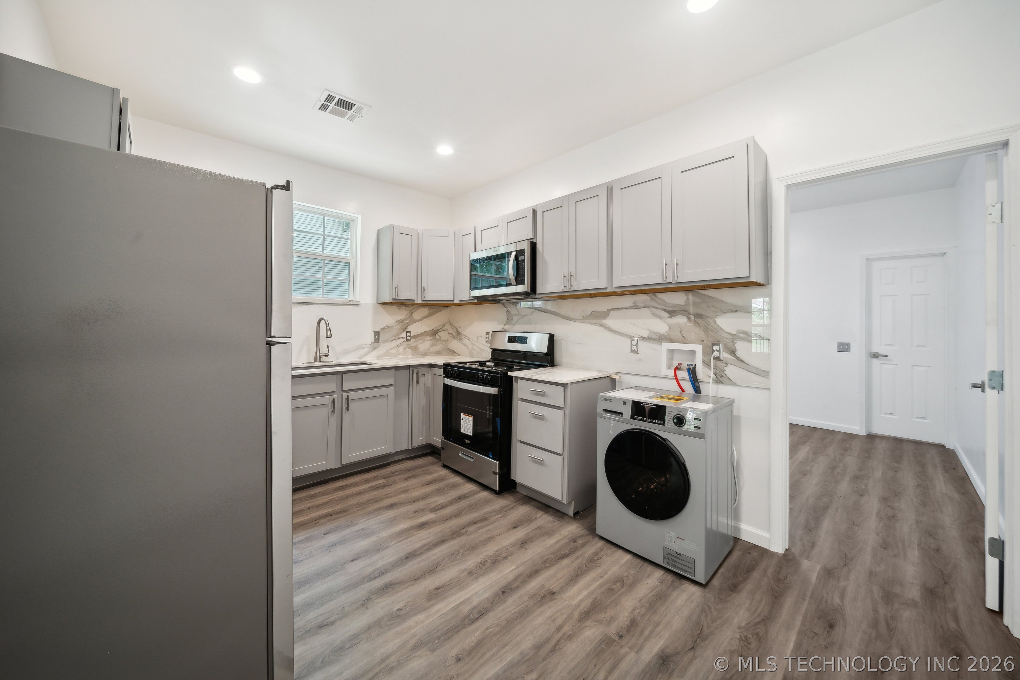 1126 S Quaker Avenue Property Photo 20