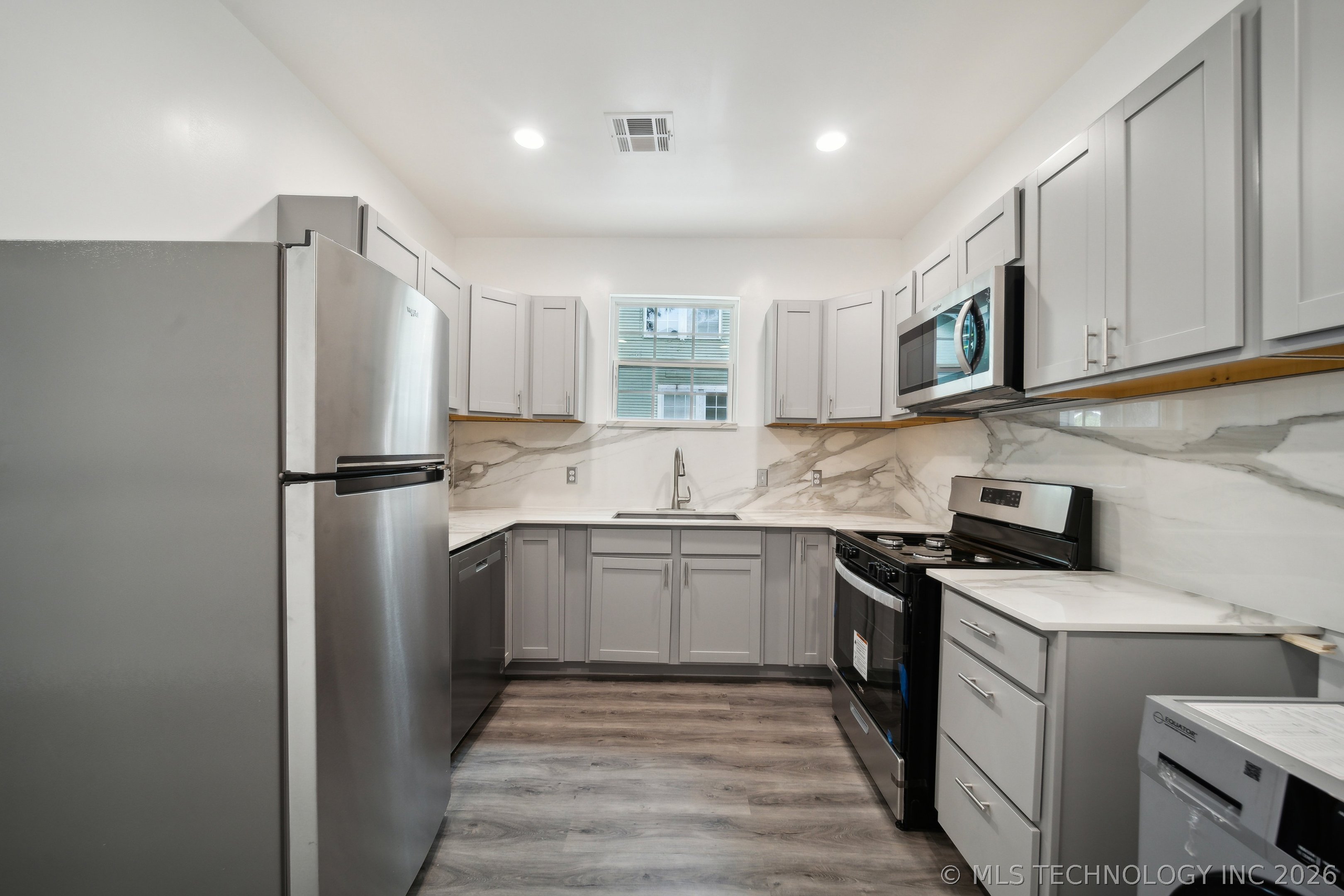 1126 S Quaker Avenue Property Photo 21
