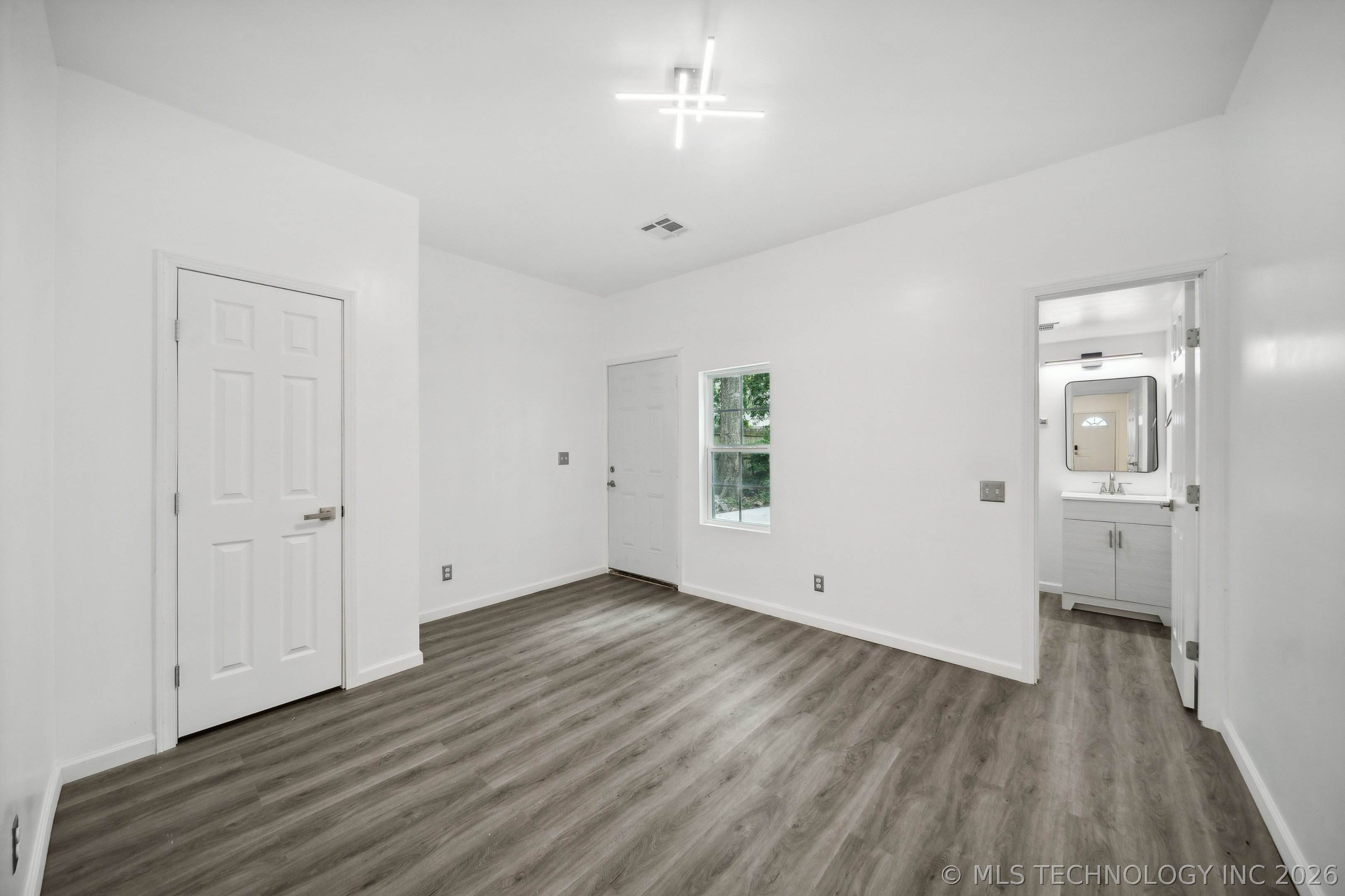 1126 S Quaker Avenue Property Photo 24
