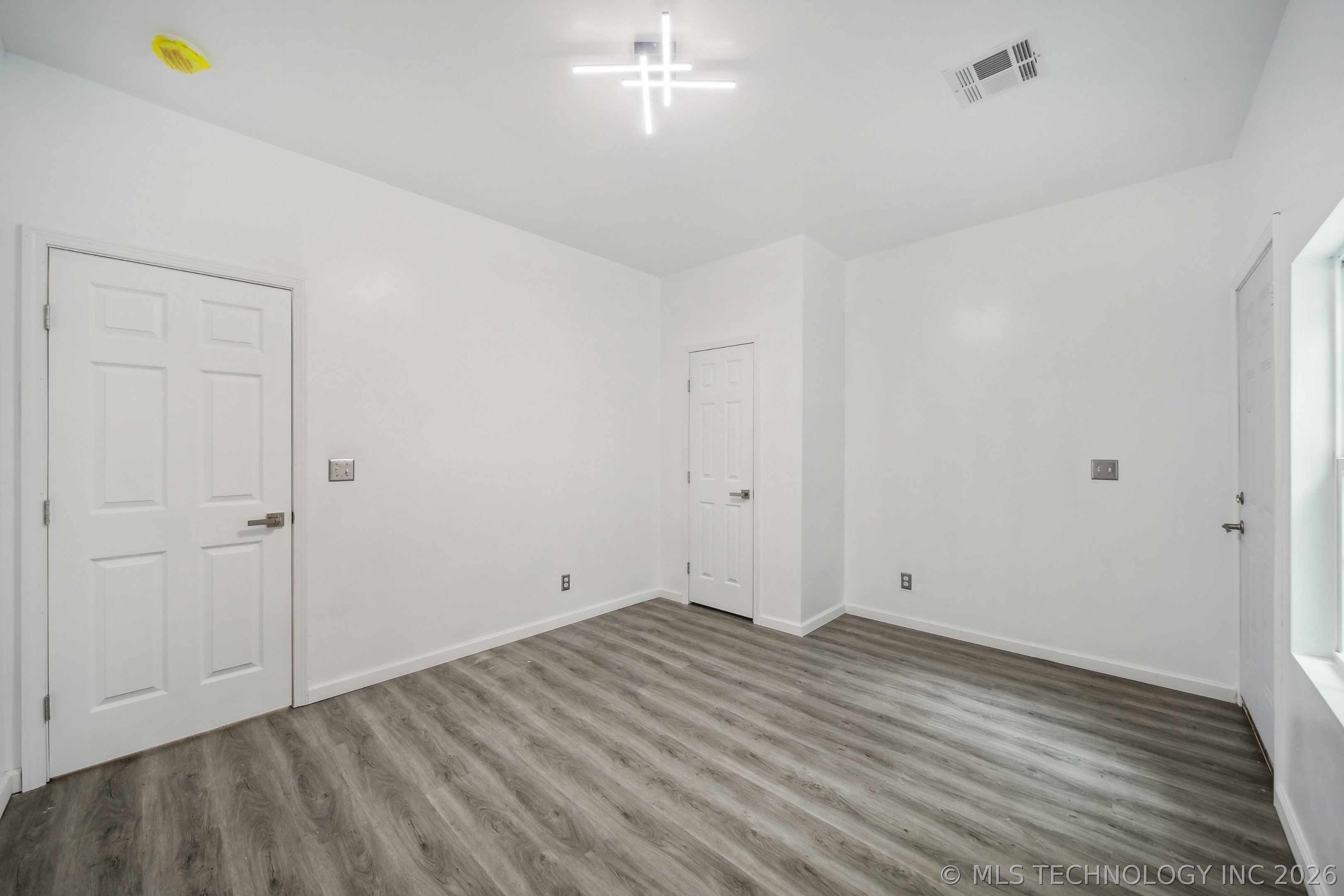 1126 S Quaker Avenue Property Photo 25