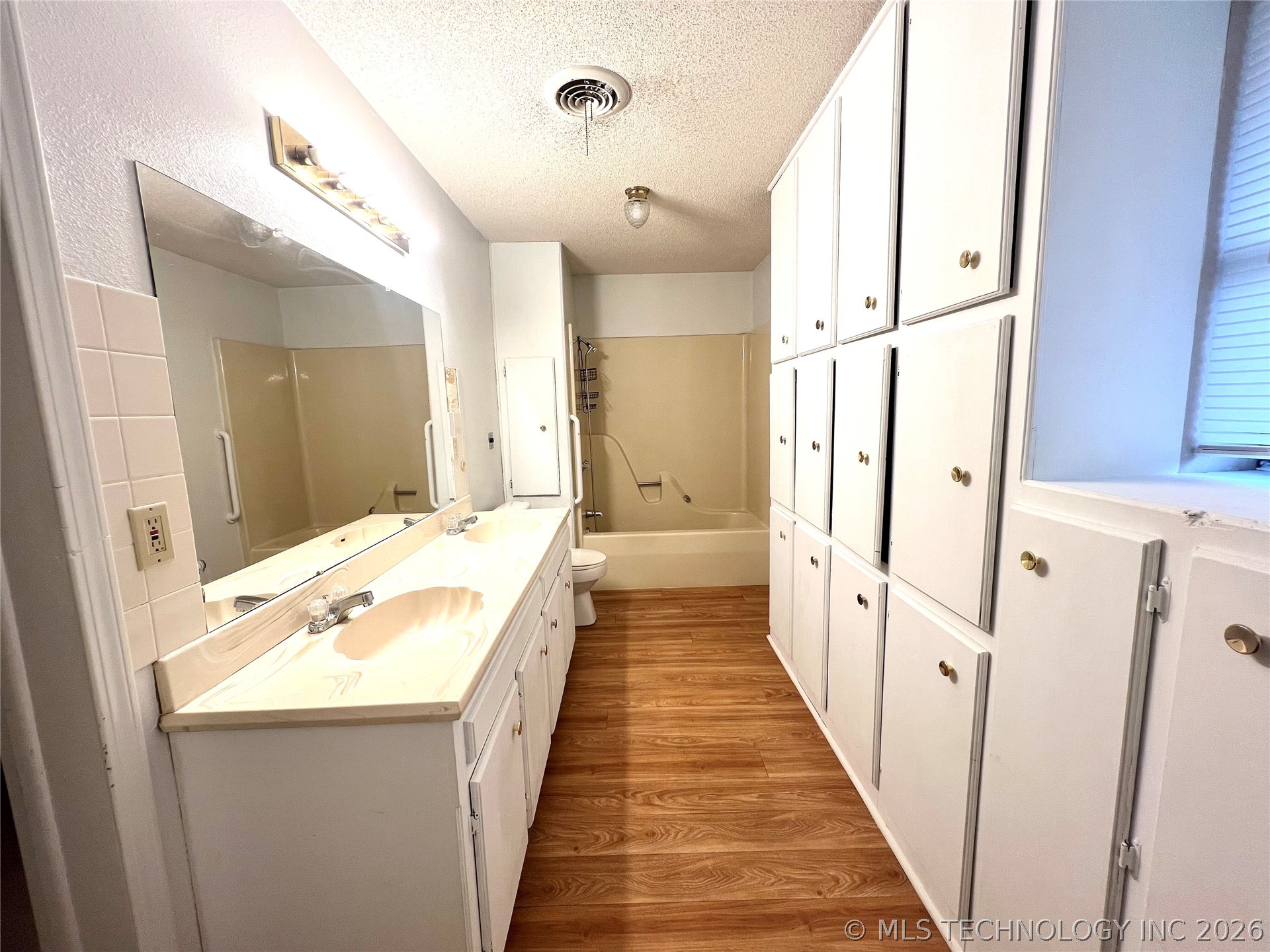 801 S Webb Lane Property Photo 11