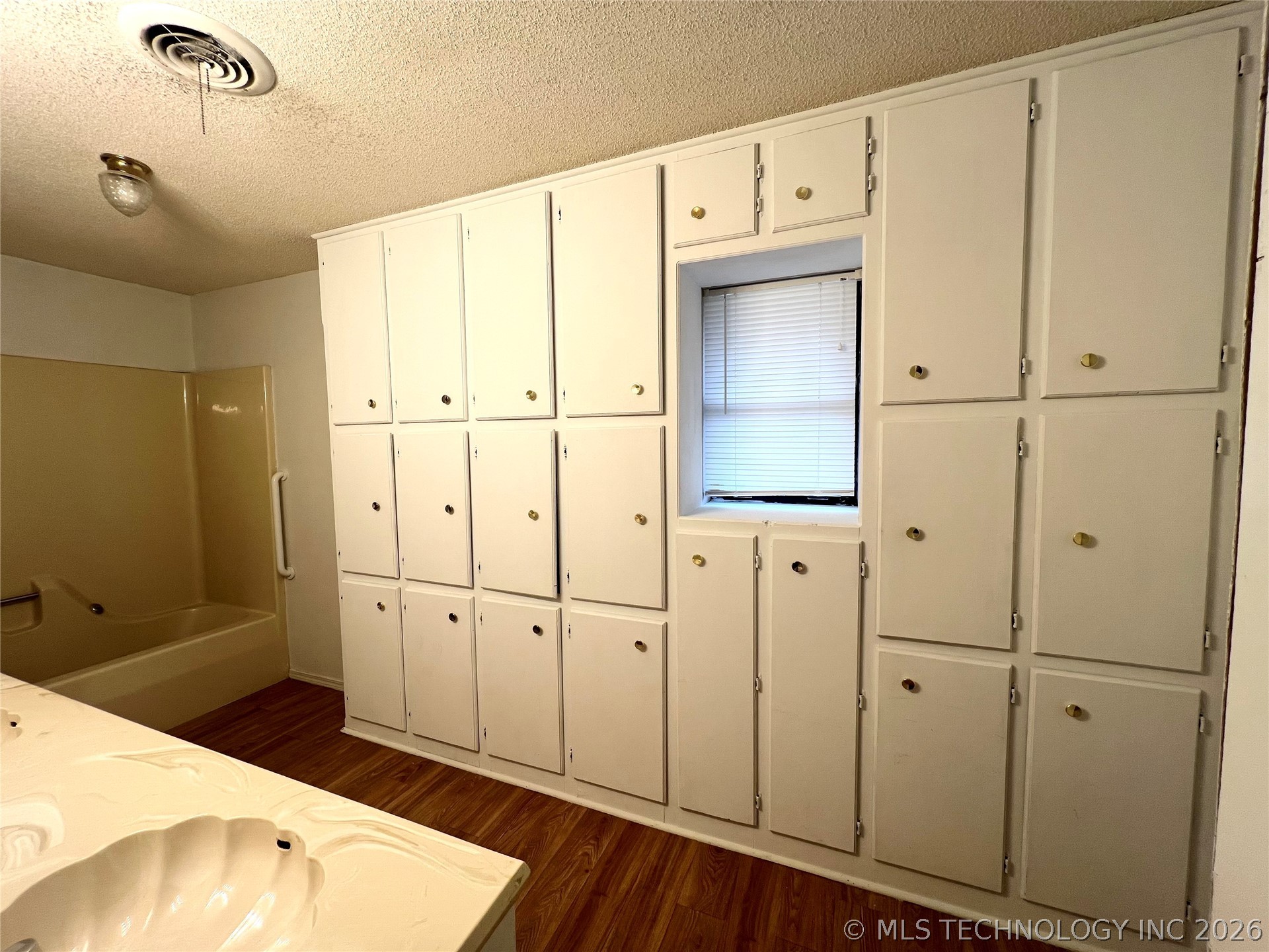 801 S Webb Lane Property Photo 12