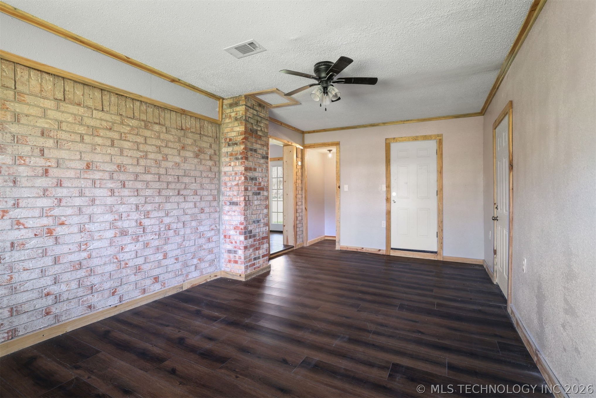110 N Brackett Property Photo 3