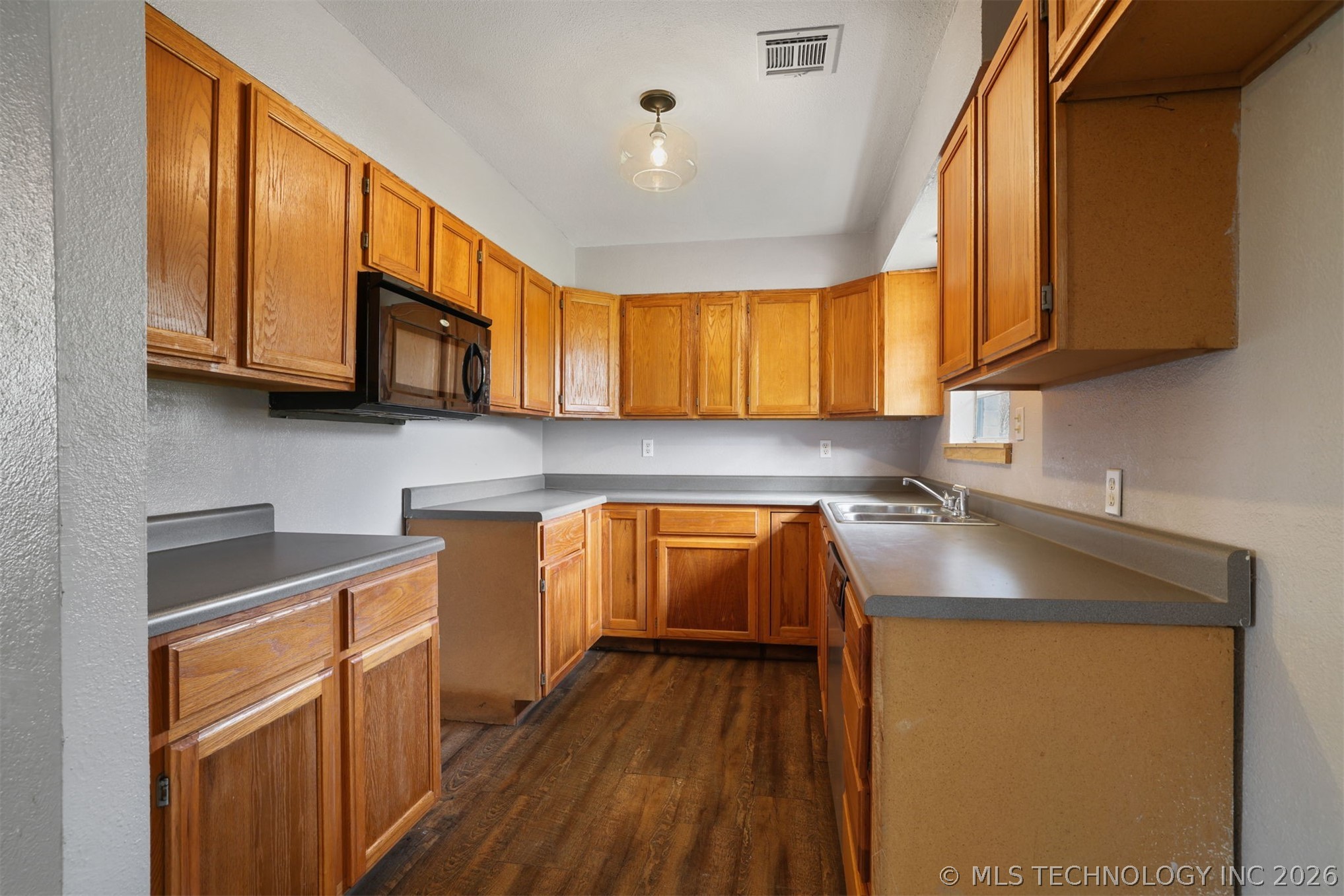 110 N Brackett Property Photo 7