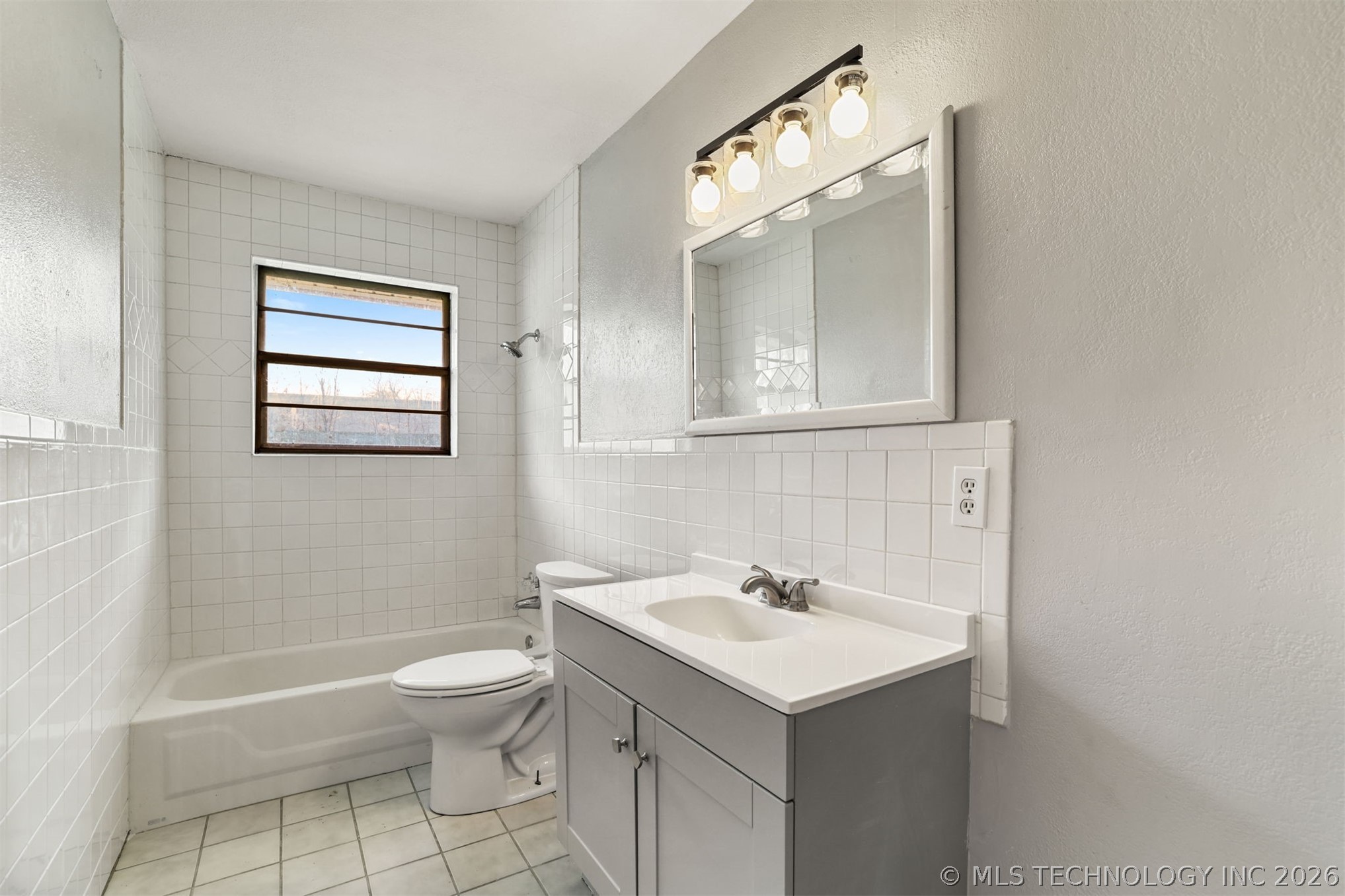 110 N Brackett Property Photo 10