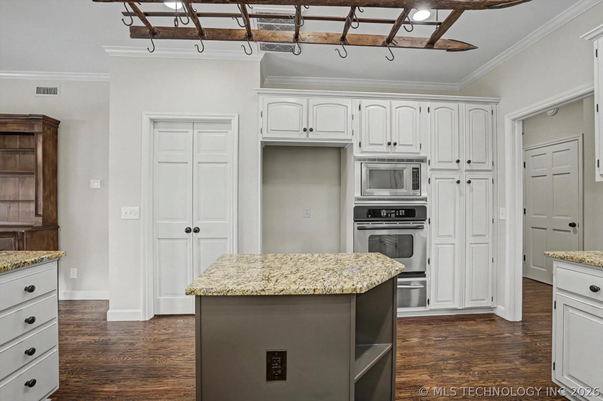 817 Countrywood Way Property Photo 23