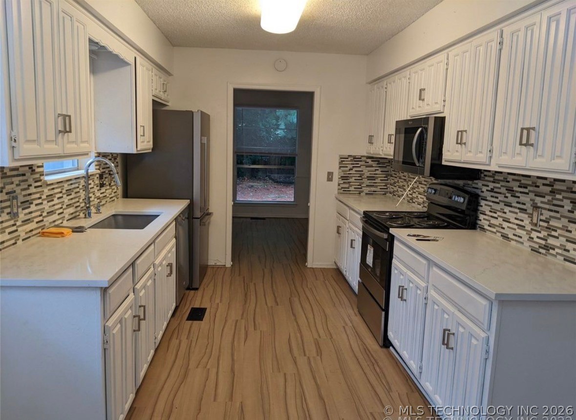 7732 S 69th East Place Property Photo 4