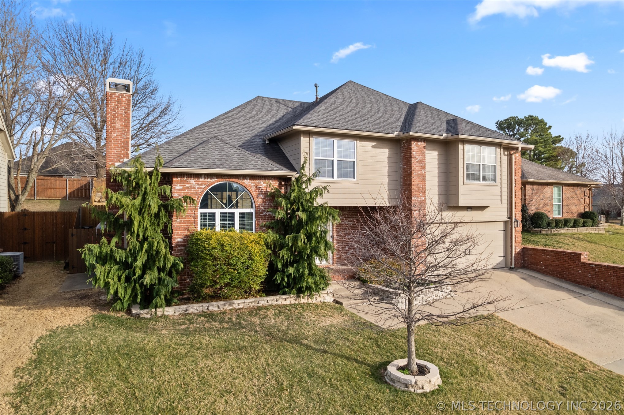 7725 S Granite Avenue Property Photo 2