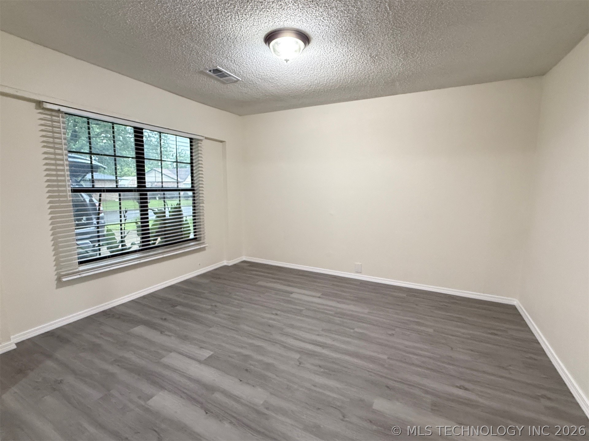 14468 S Poplar Street Property Photo 8