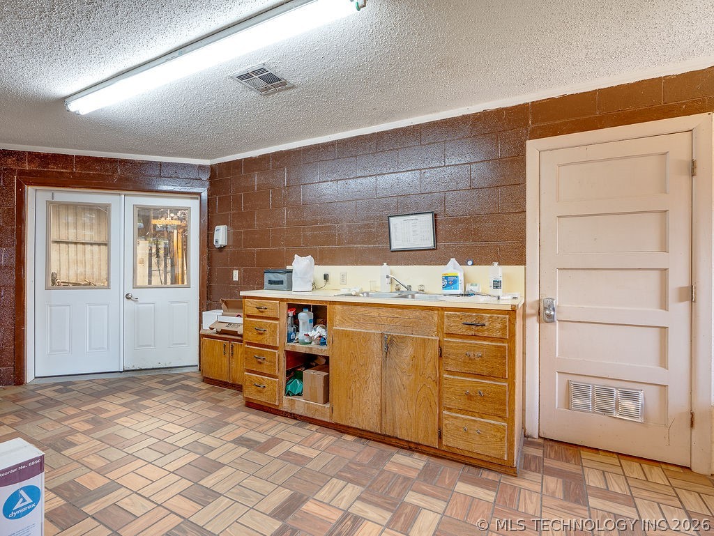 1853 S Broadway Street Property Photo 40