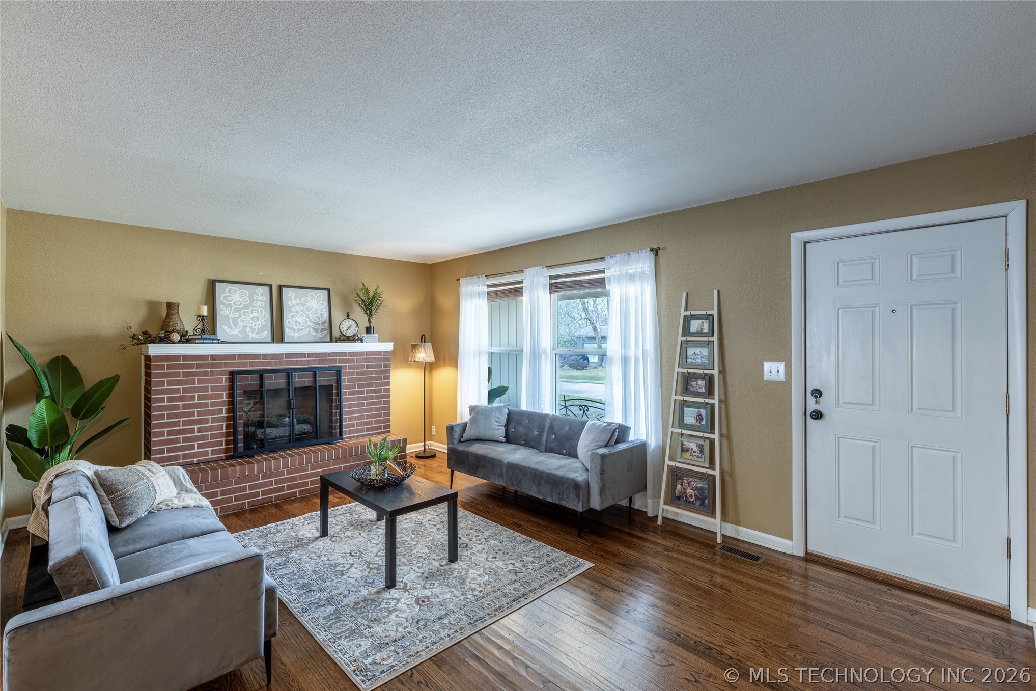 337 E 15th Street Property Photo 4