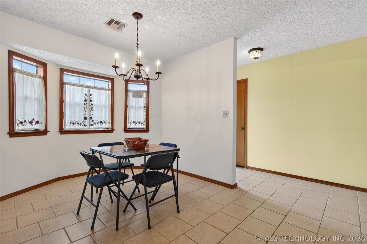 2001 Se Stonehenge Drive Property Photo 6