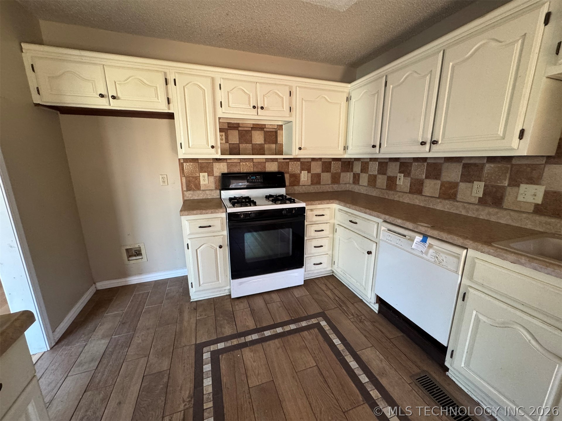 6900 S Ash Place Property Photo 8