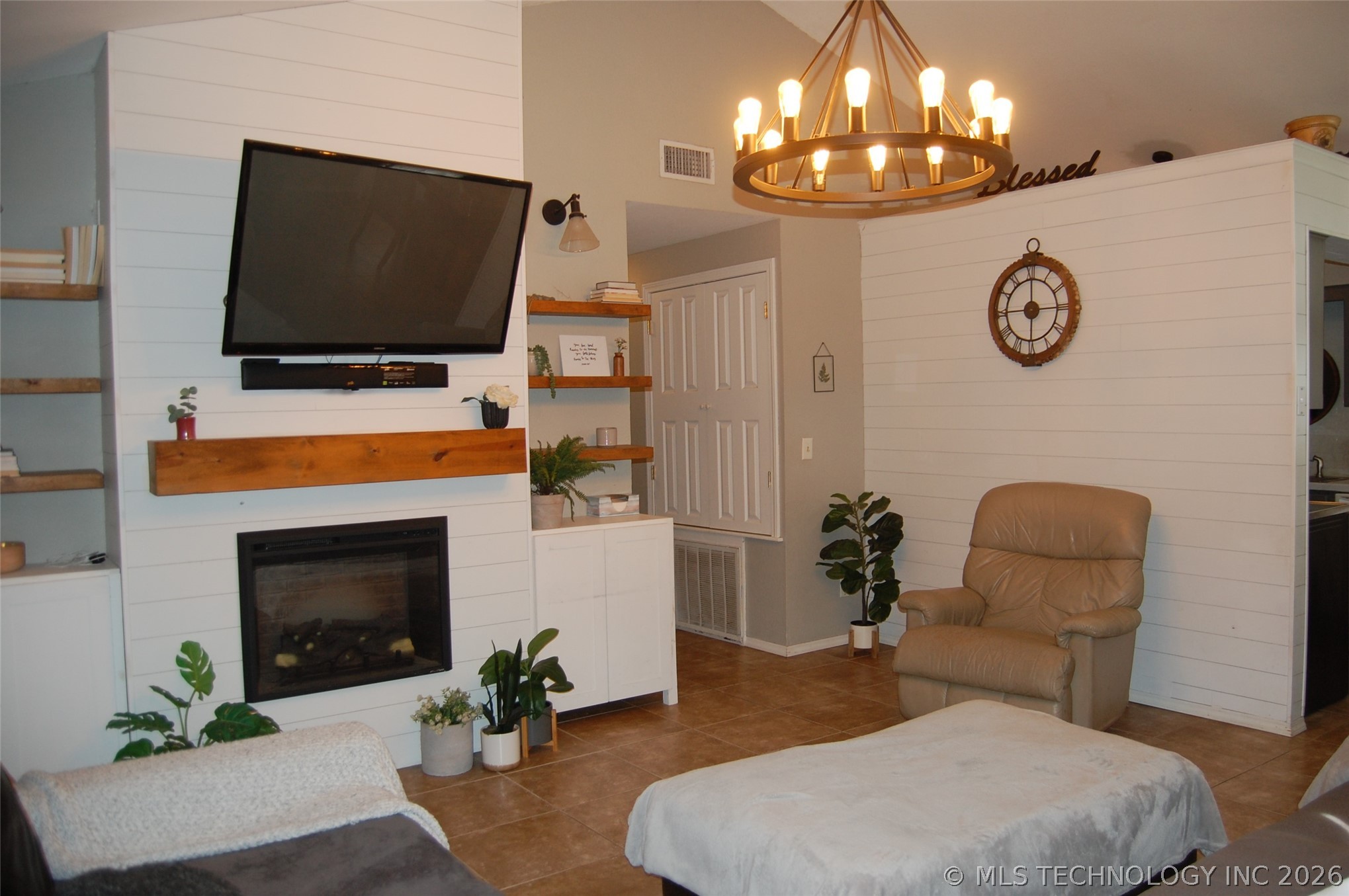 608 Pine Street Property Photo 6