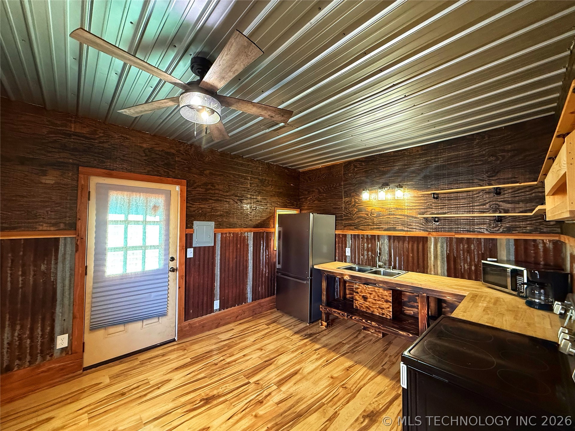 715 N Burgess Property Photo 8