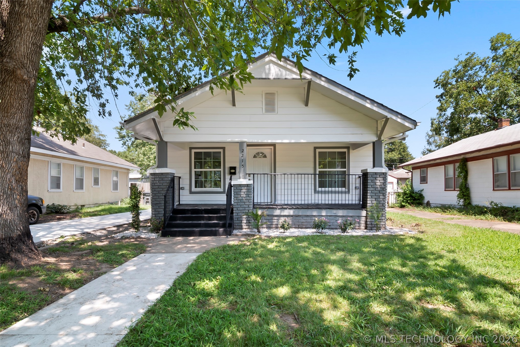 2215 E 8th Street Property Photo 2