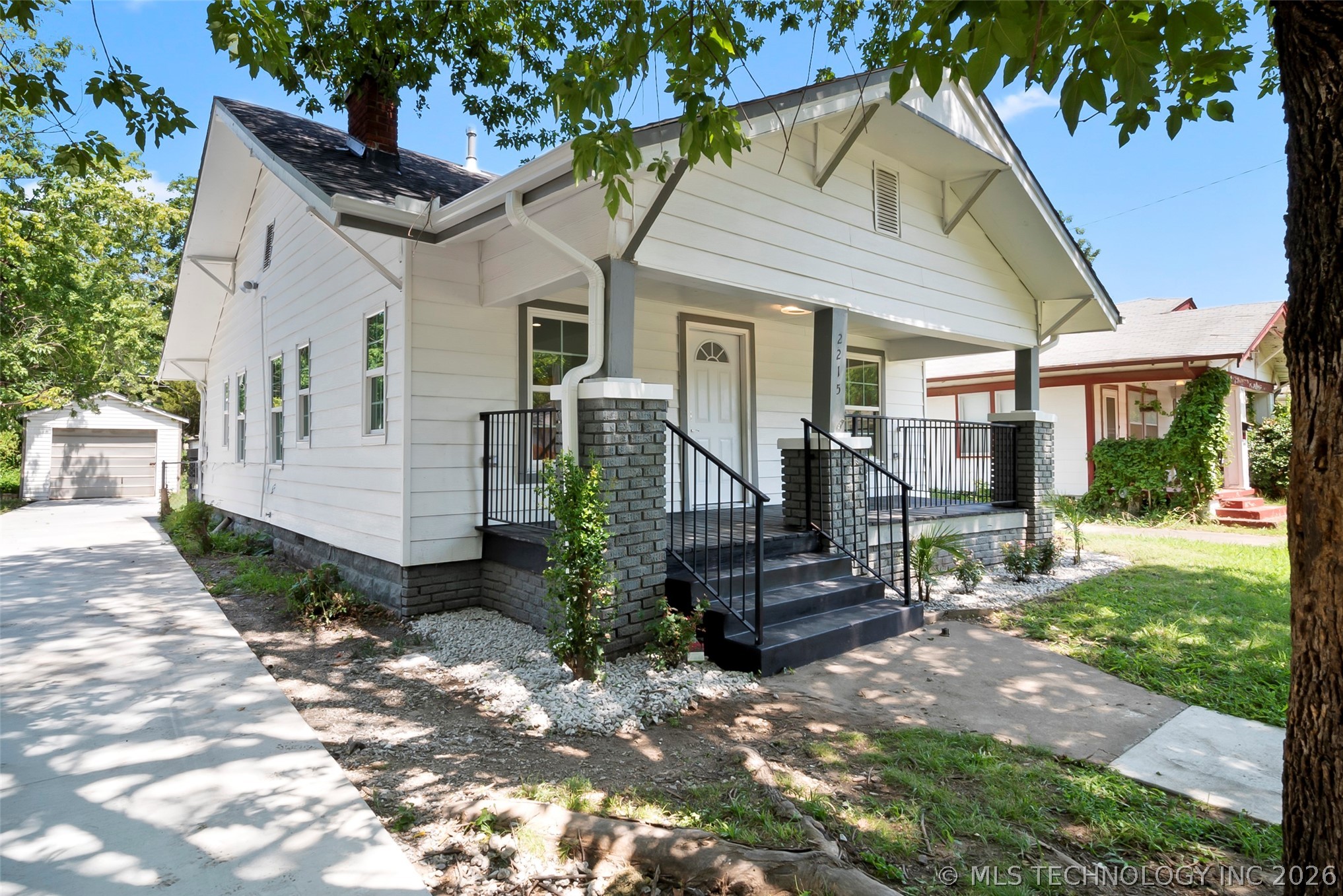 2215 E 8th Street Property Photo 3