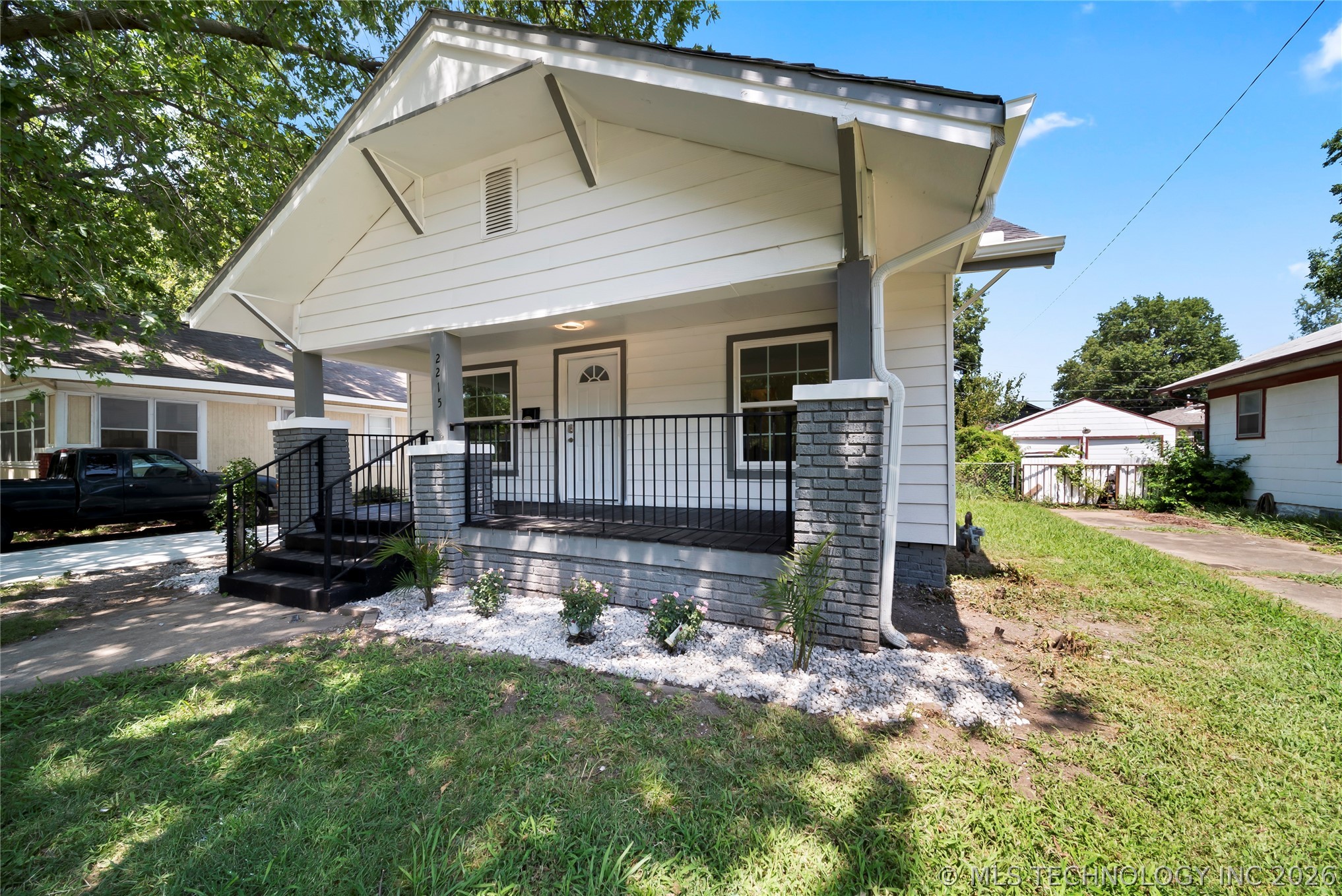 2215 E 8th Street Property Photo 4