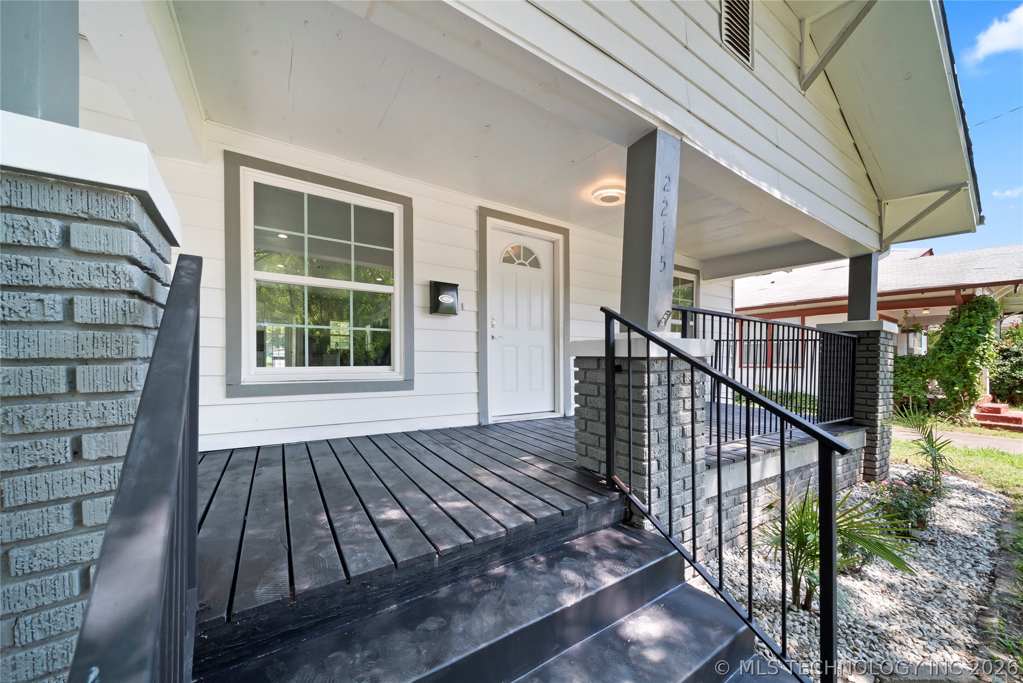 2215 E 8th Street Property Photo 5