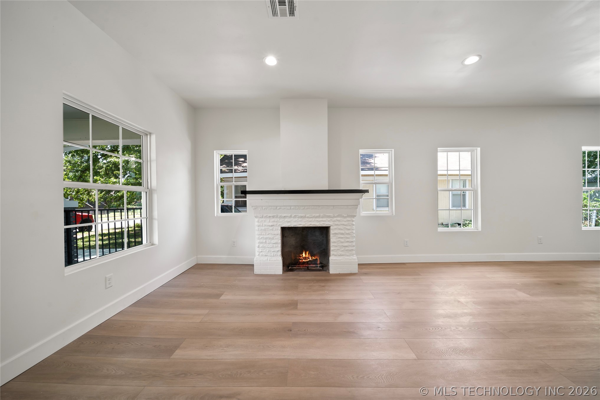 2215 E 8th Street Property Photo 10