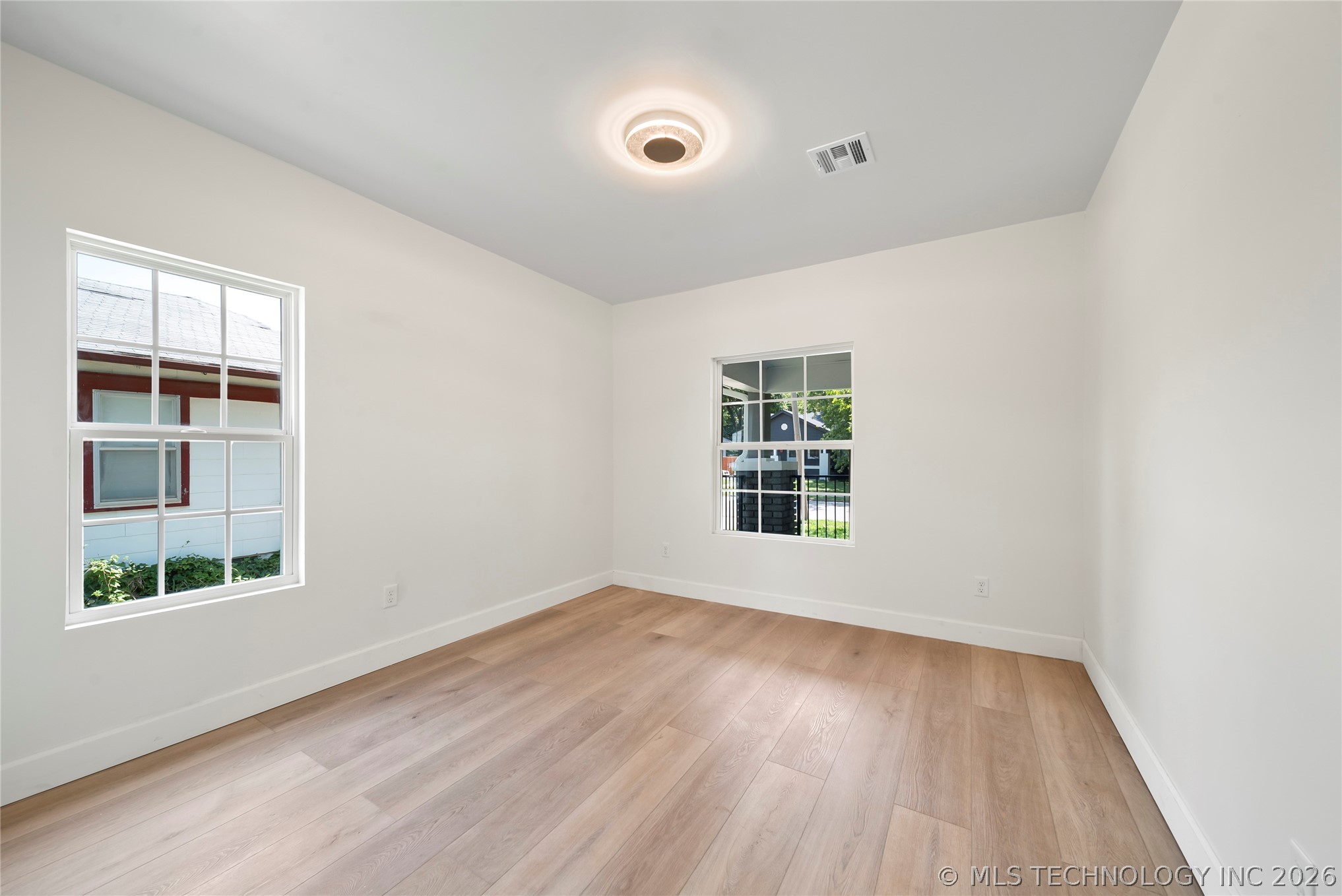 2215 E 8th Street Property Photo 16