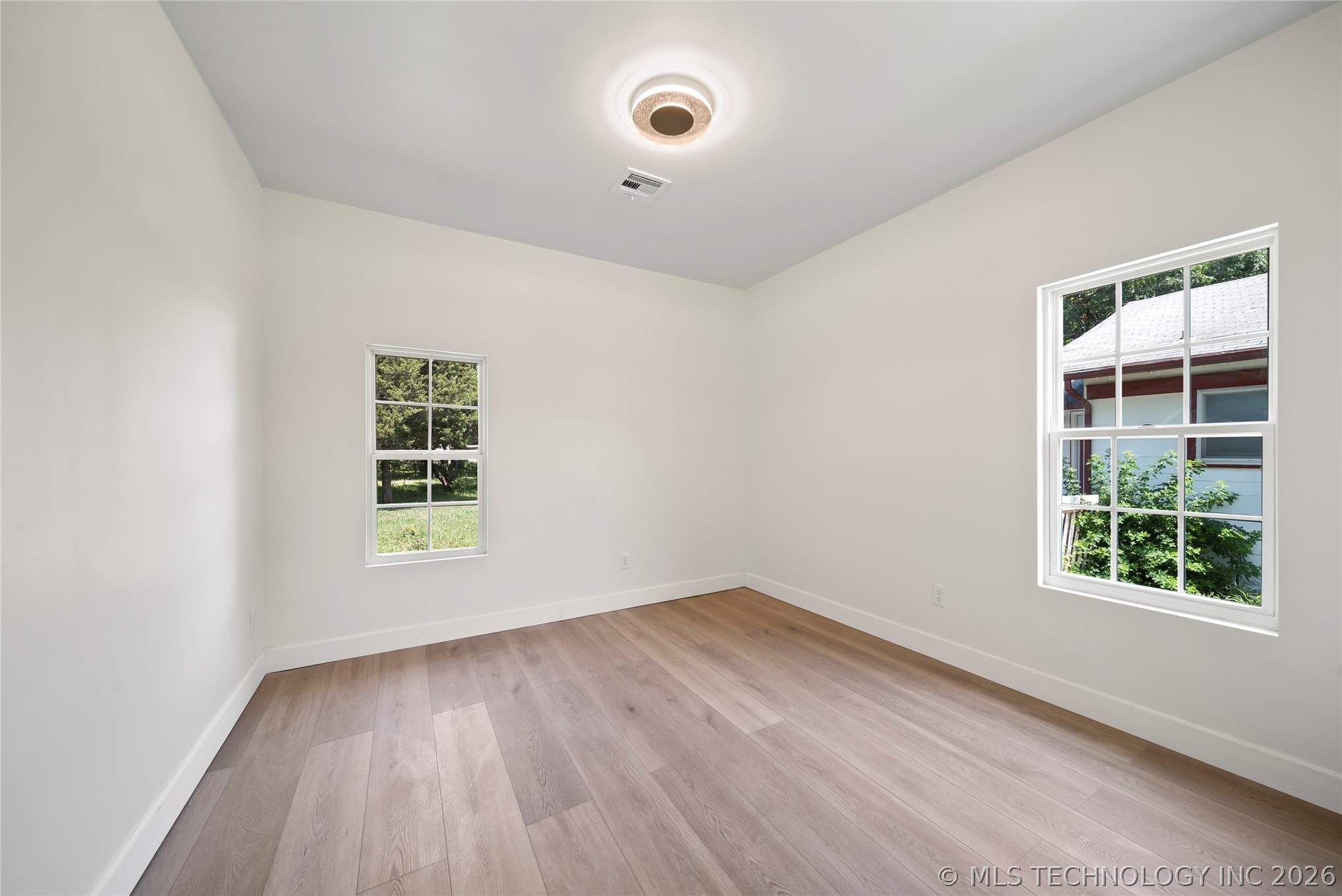 2215 E 8th Street Property Photo 20