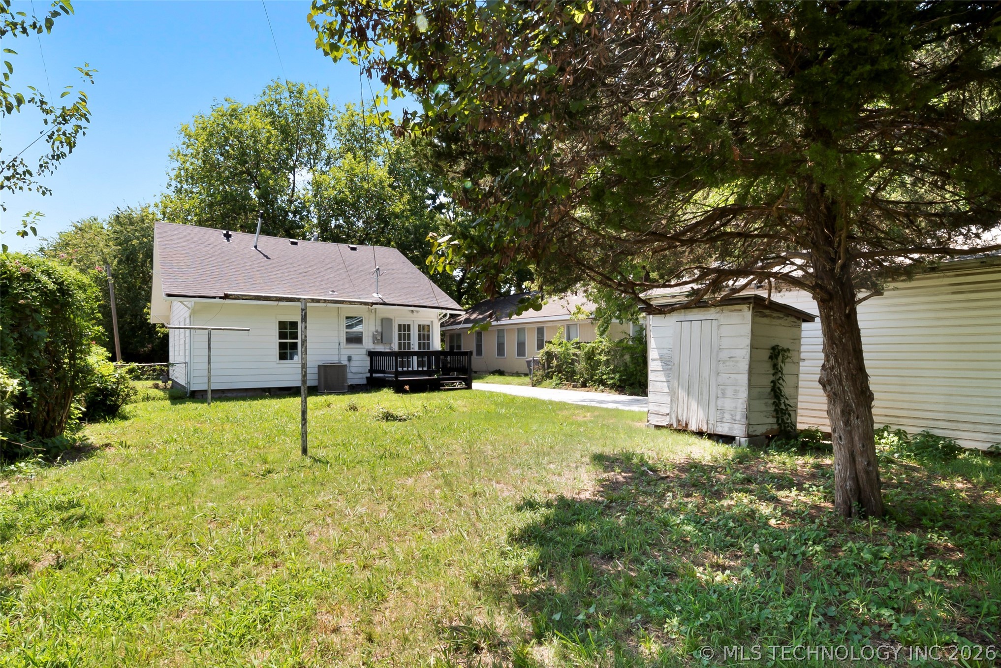 2215 E 8th Street Property Photo 24