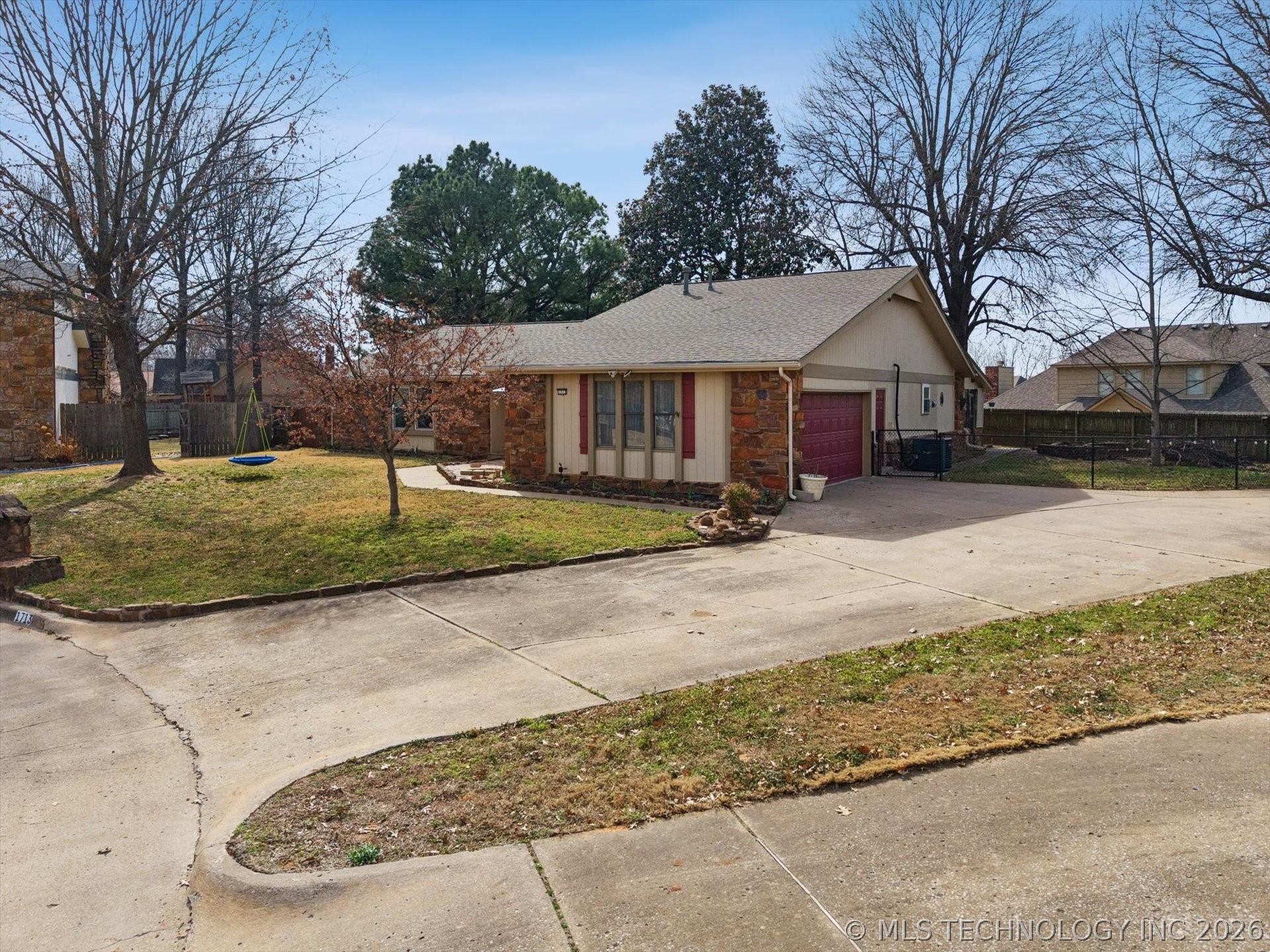 1713 W Van Buren Court Property Photo 2
