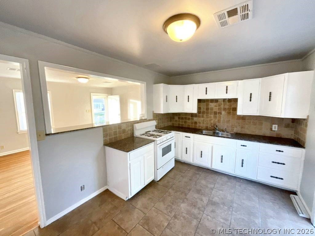 1208 S Erie Avenue Property Photo 2