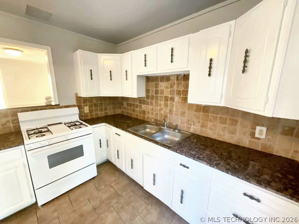 1208 S Erie Avenue Property Photo 3