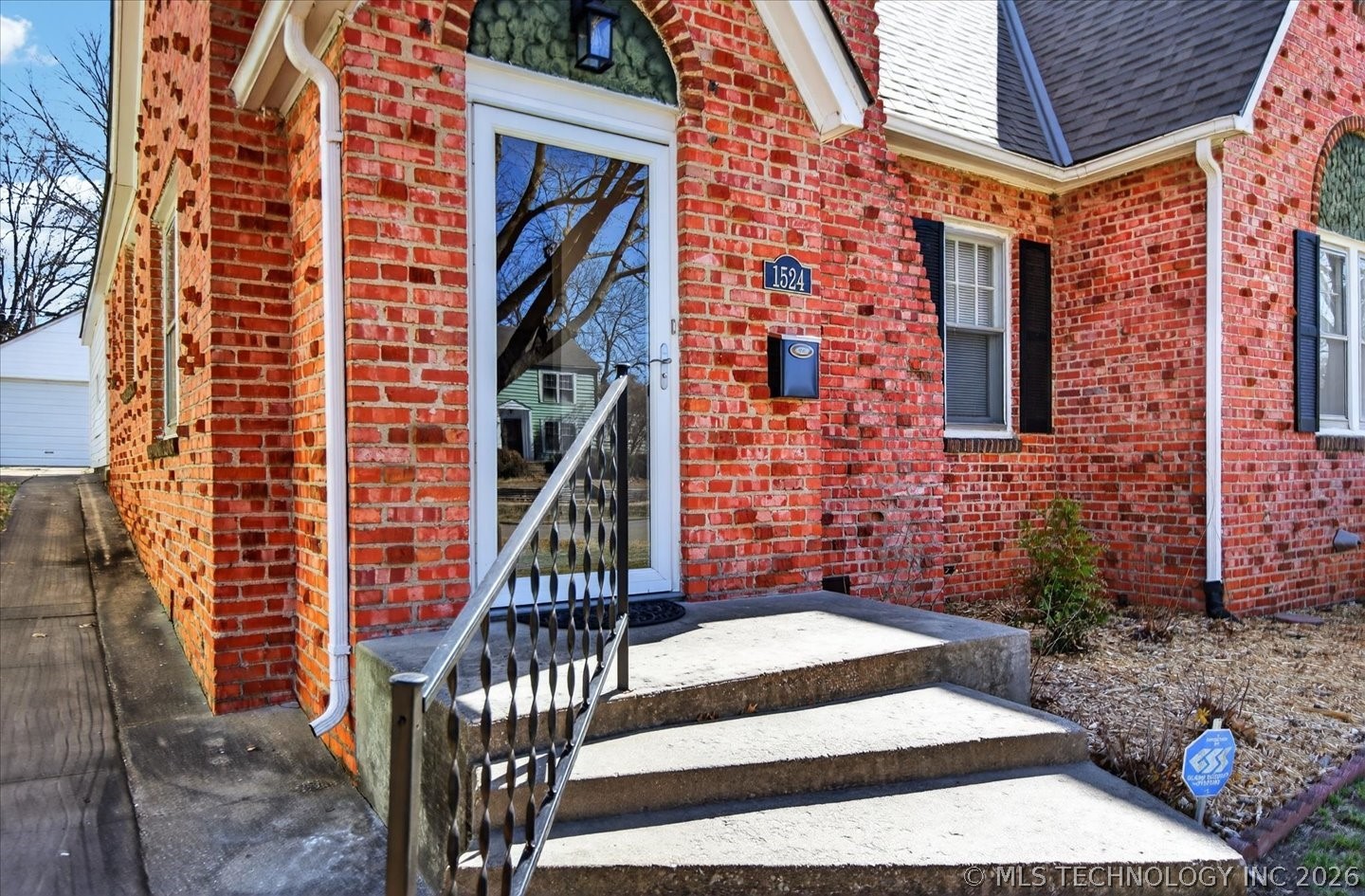 1524 S Johnstone Avenue Property Photo 2