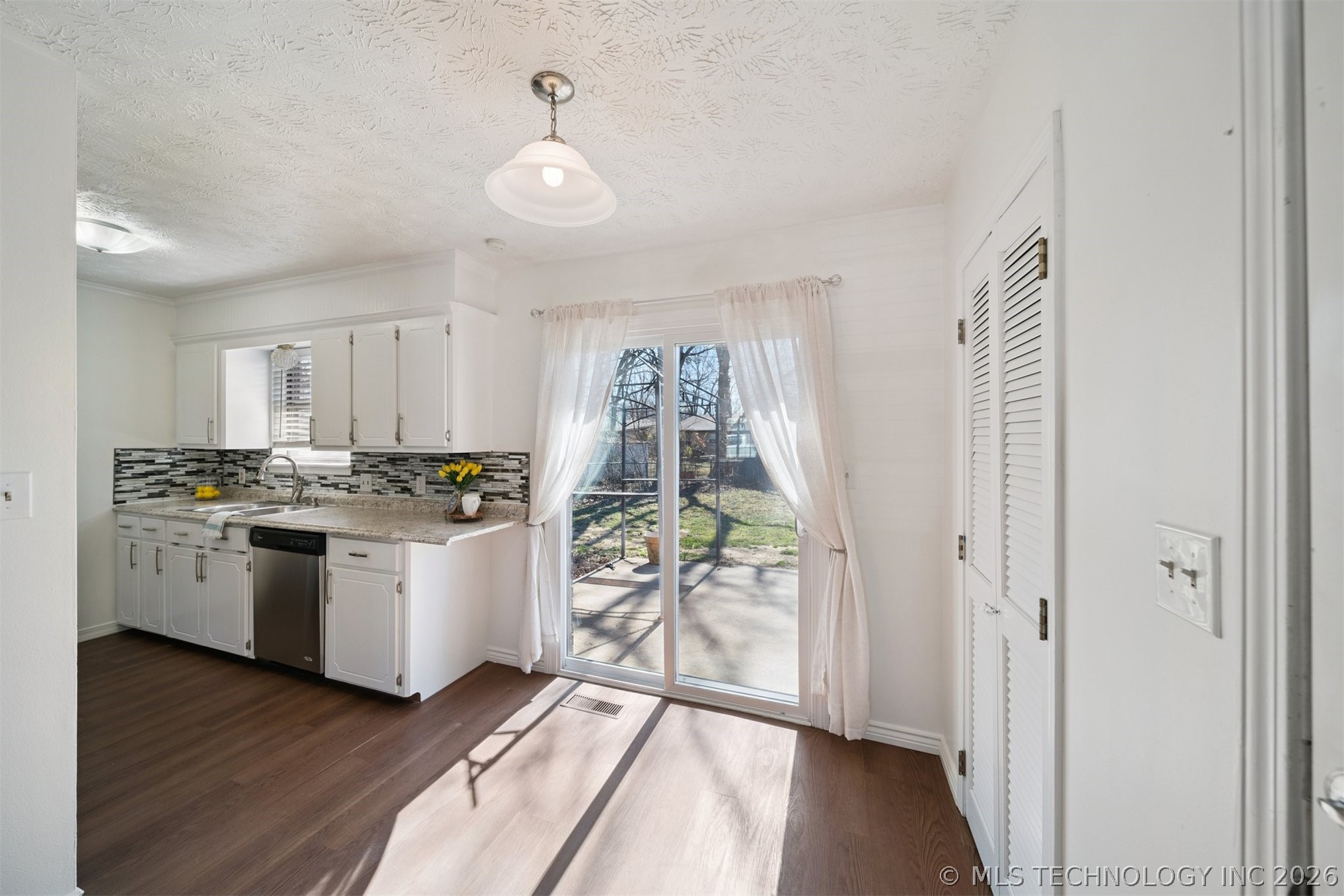 1117 W 16th Street Property Photo 6