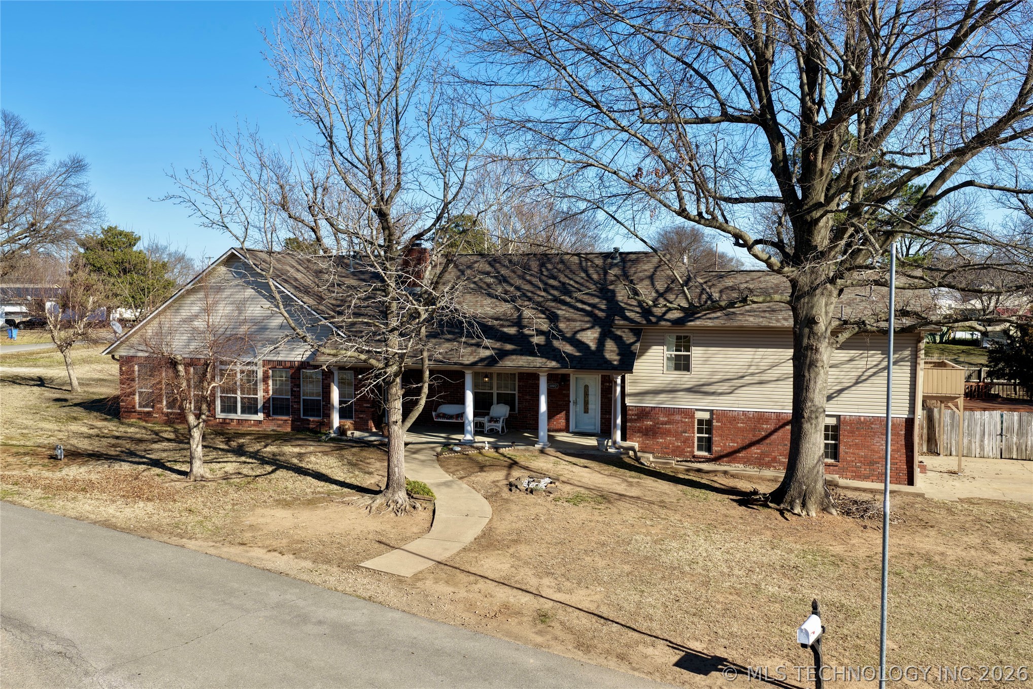 1002 W Knisley Avenue Property Photo 1