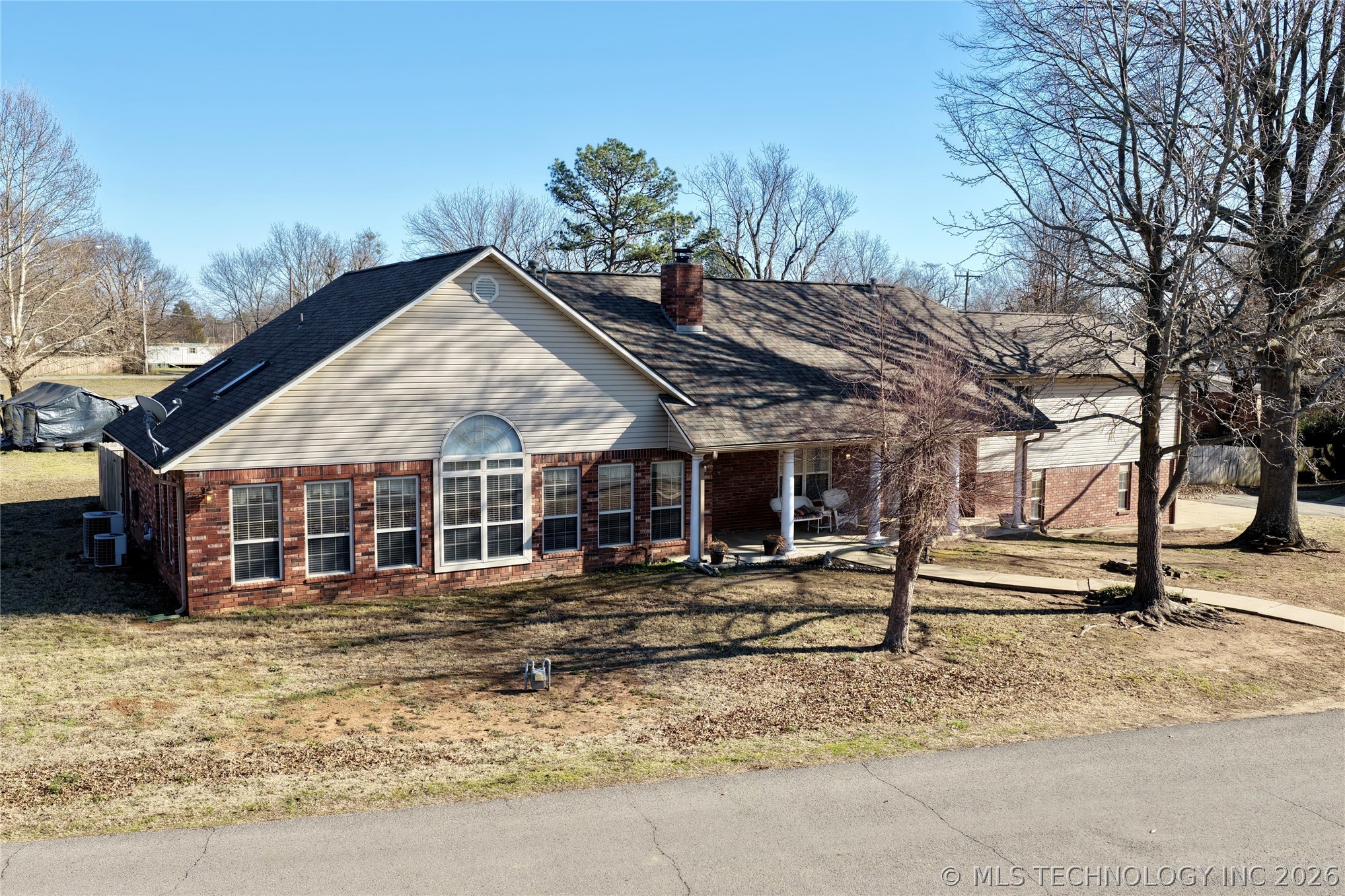 1002 W Knisley Avenue Property Photo 2