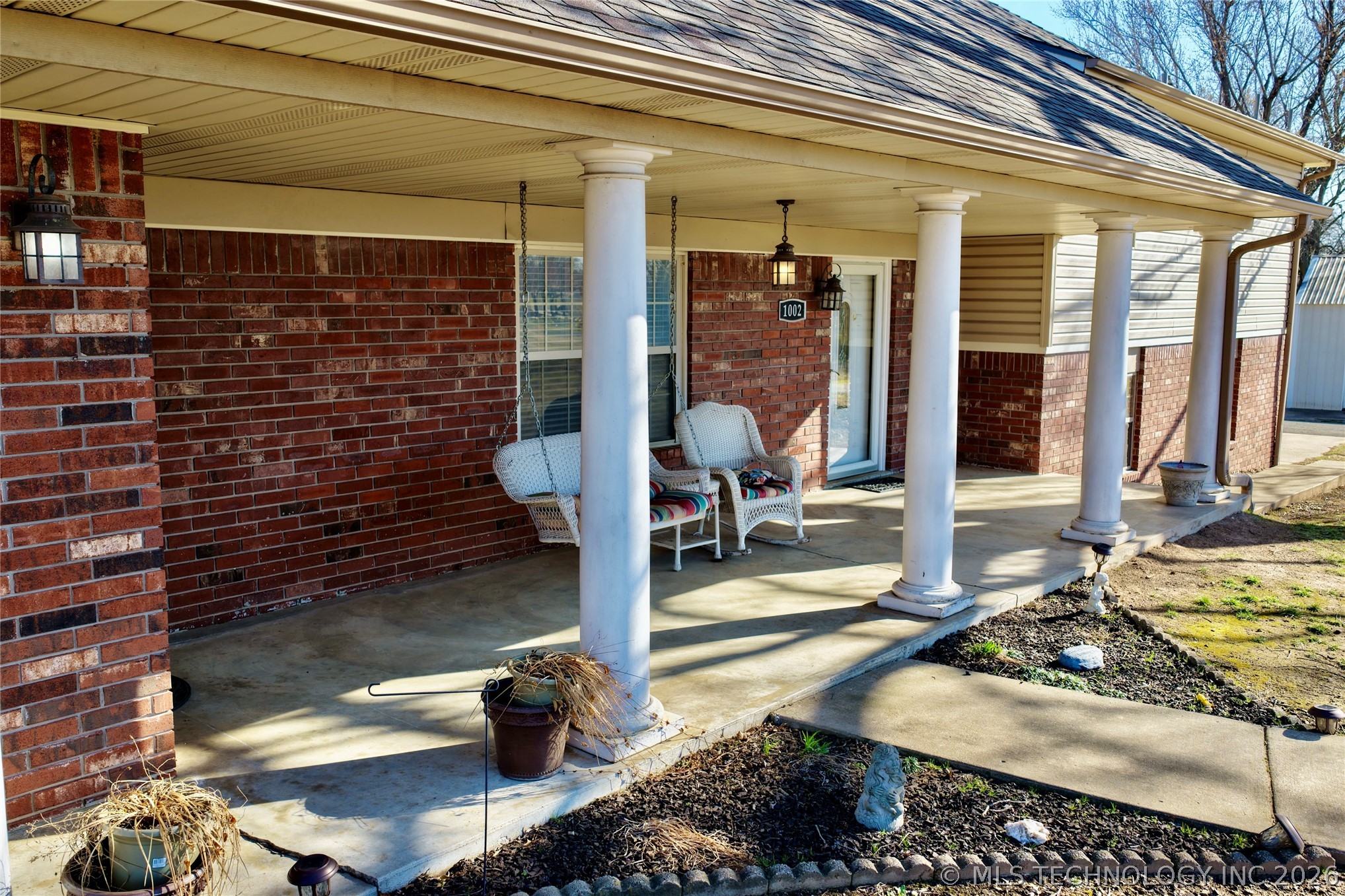 1002 W Knisley Avenue Property Photo 3
