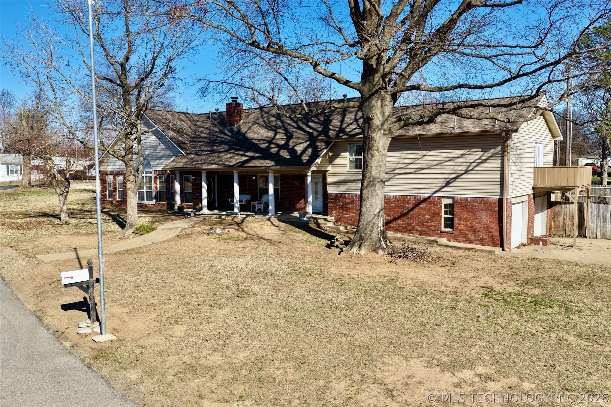 1002 W Knisley Avenue Property Photo 4
