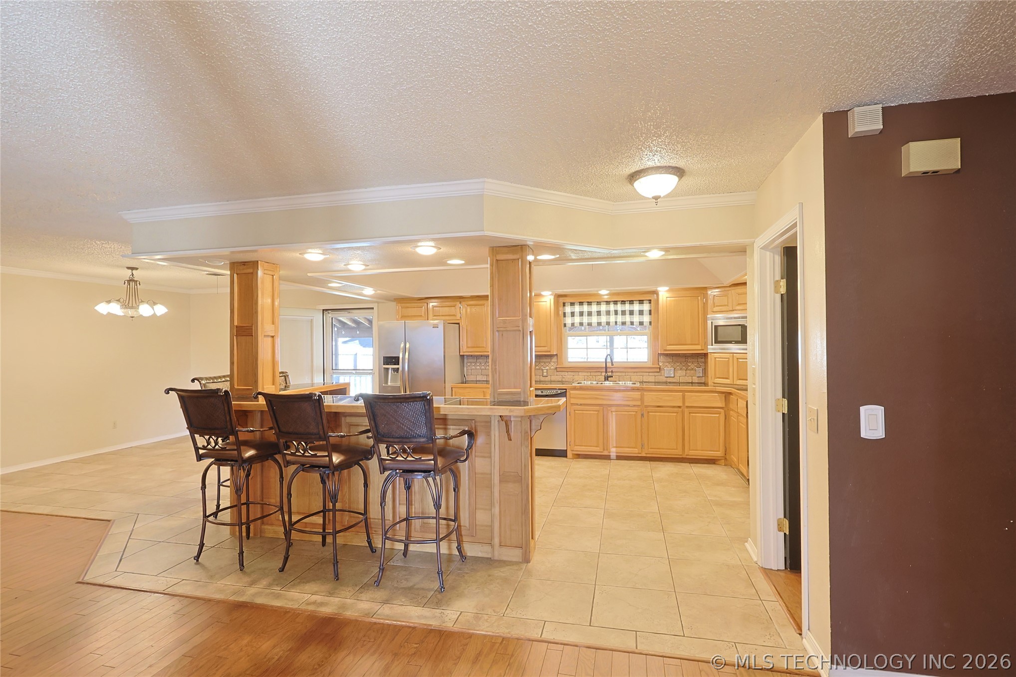 1002 W Knisley Avenue Property Photo 7