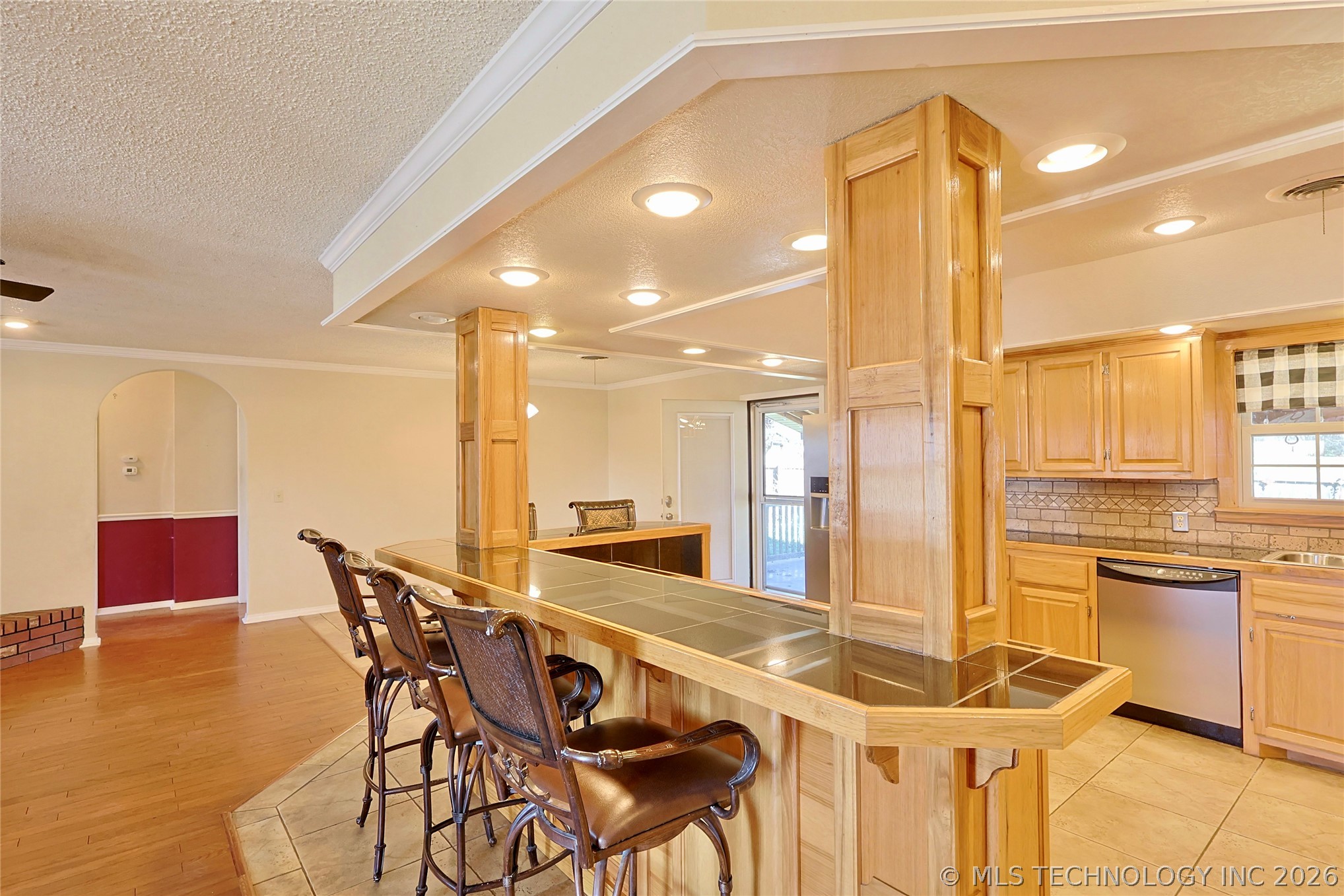 1002 W Knisley Avenue Property Photo 10