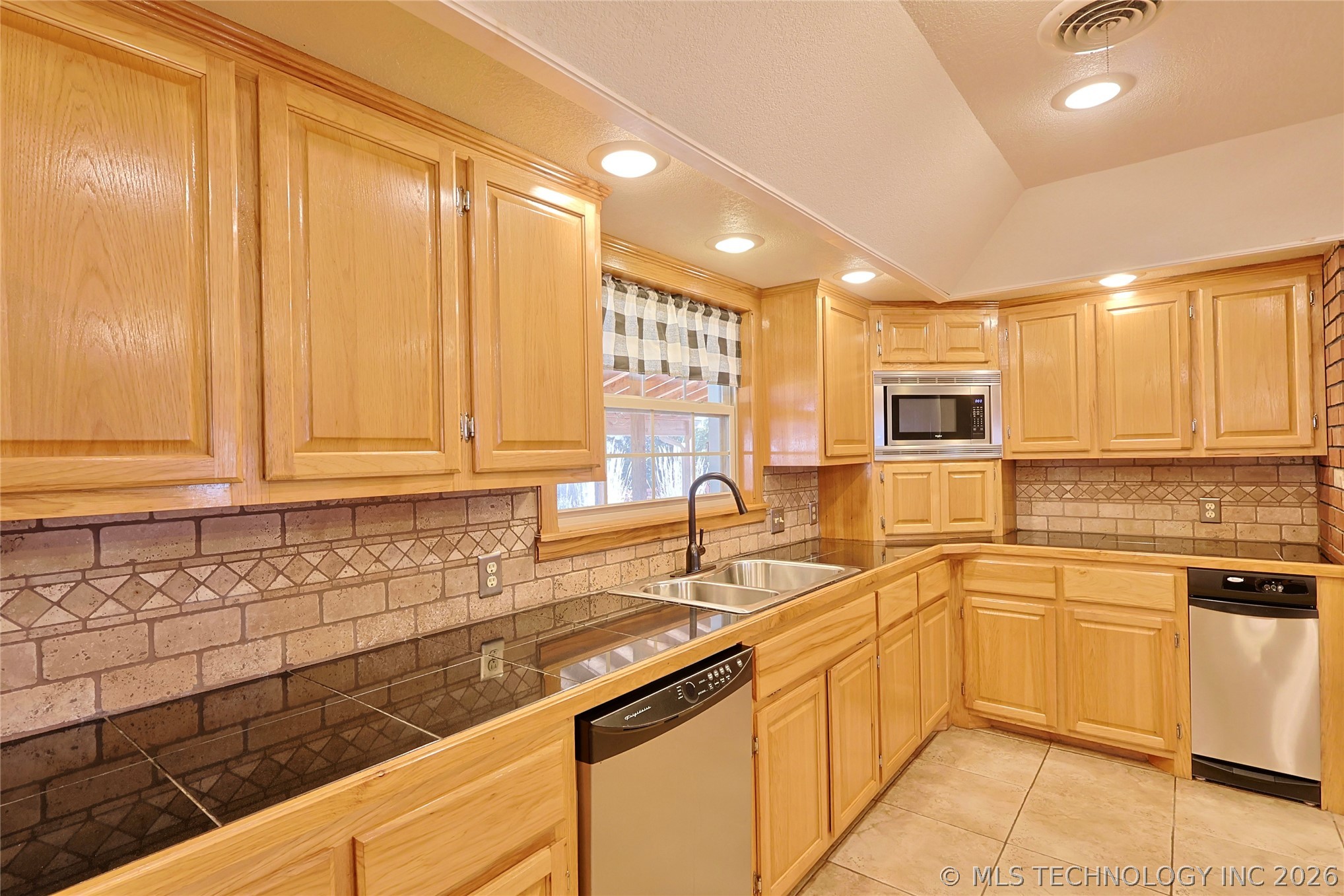 1002 W Knisley Avenue Property Photo 18